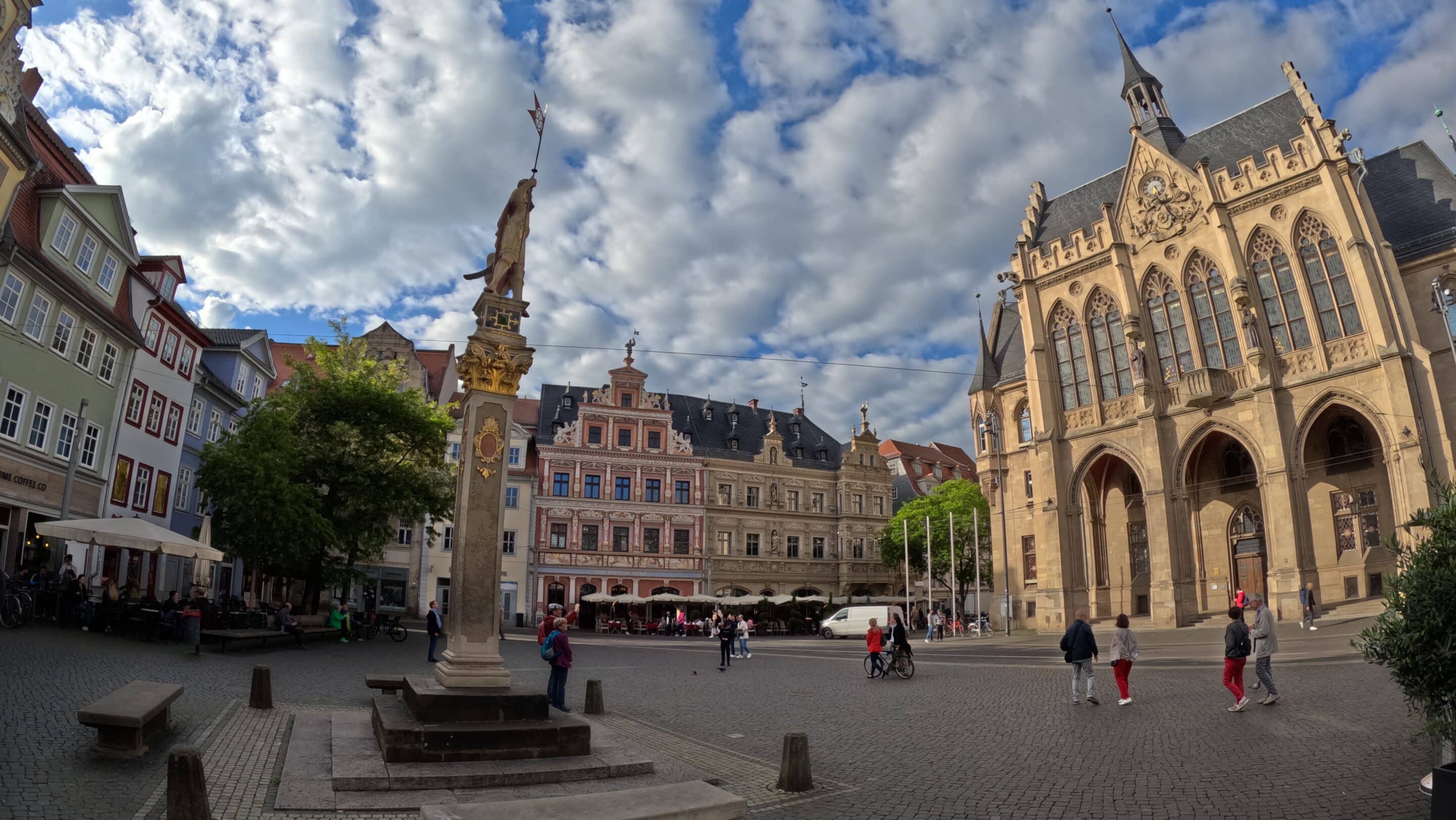 Fischmarkt Erfurt Der Fischmarkt in der Altstadt von Erfurt mit Rathaus, Römer und Gildehaus.
