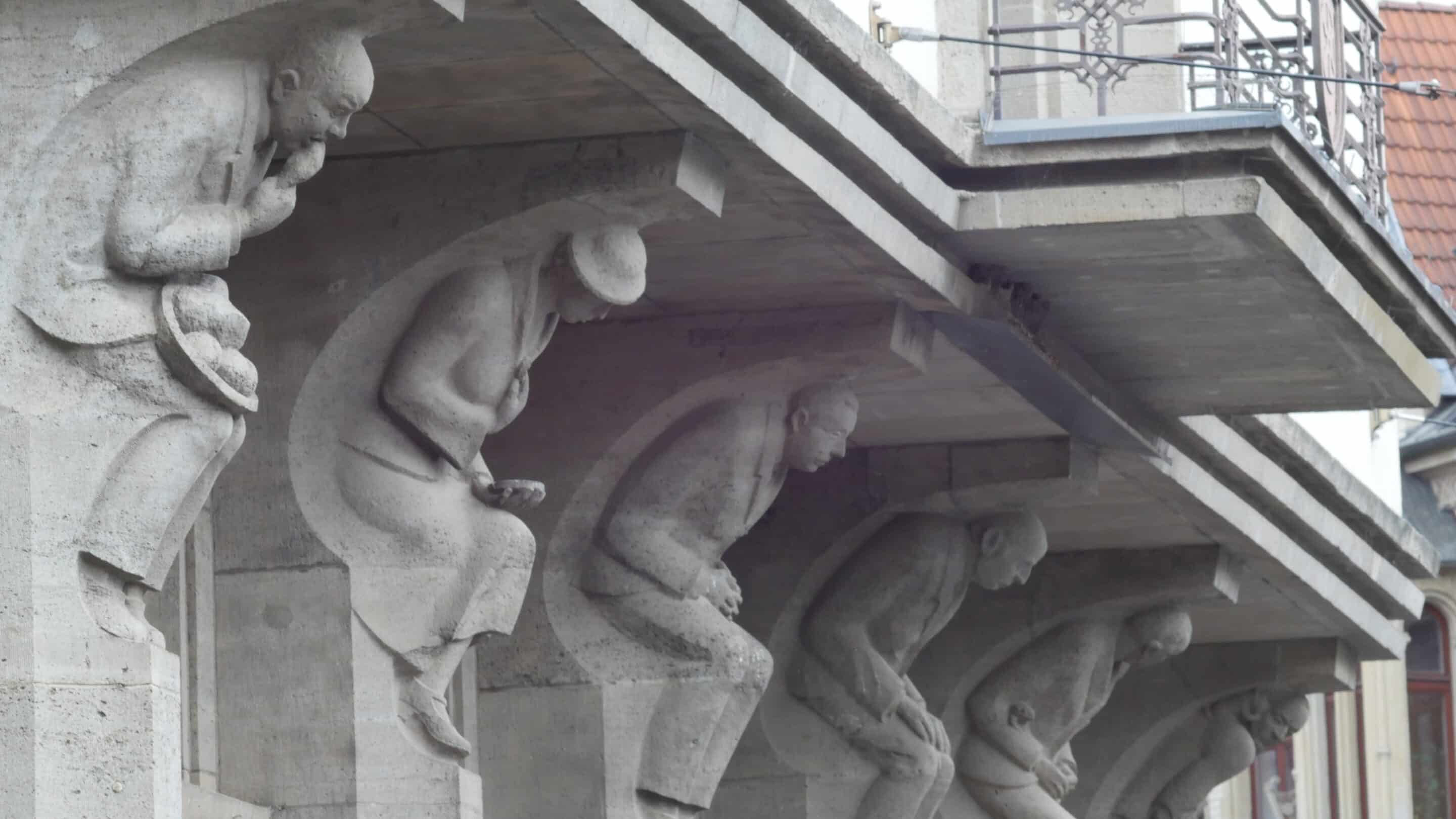 Sparkassen Erfurt Gebäude am Fischmarkt mit Skulpturen Skulpturen am Sparkassen Gebäude am Erfurter Fischmarkt zeigen sechs Sünden der Menschheit.