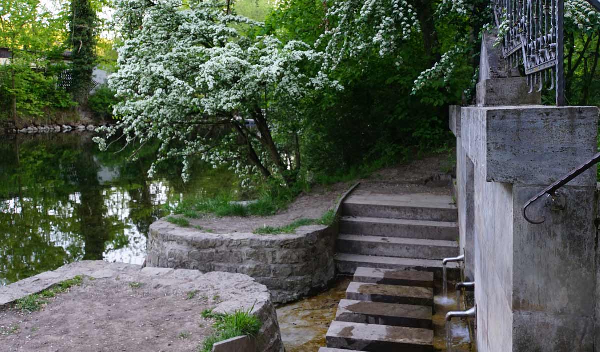 gera-dreibrunnen-quelle-erfurt-gesamt Die Quellen der Drei Brunnen am nördlichen gera-Ufer