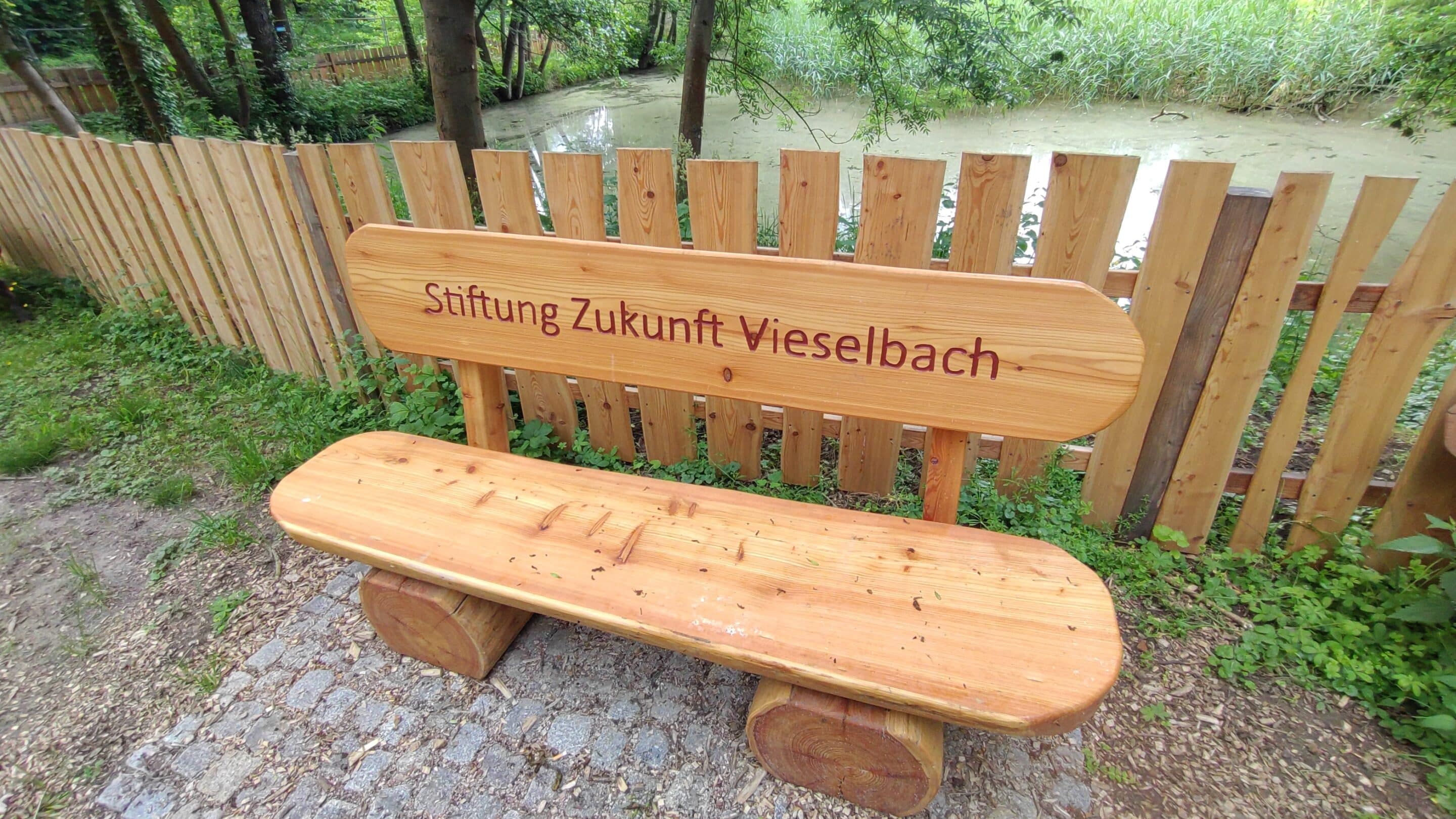 Bank Brauereiteiche Vieselbach Erfurt Eine Bank verschönert die Brauereiteiche im Erfurter Ortsteil Vieselbach.