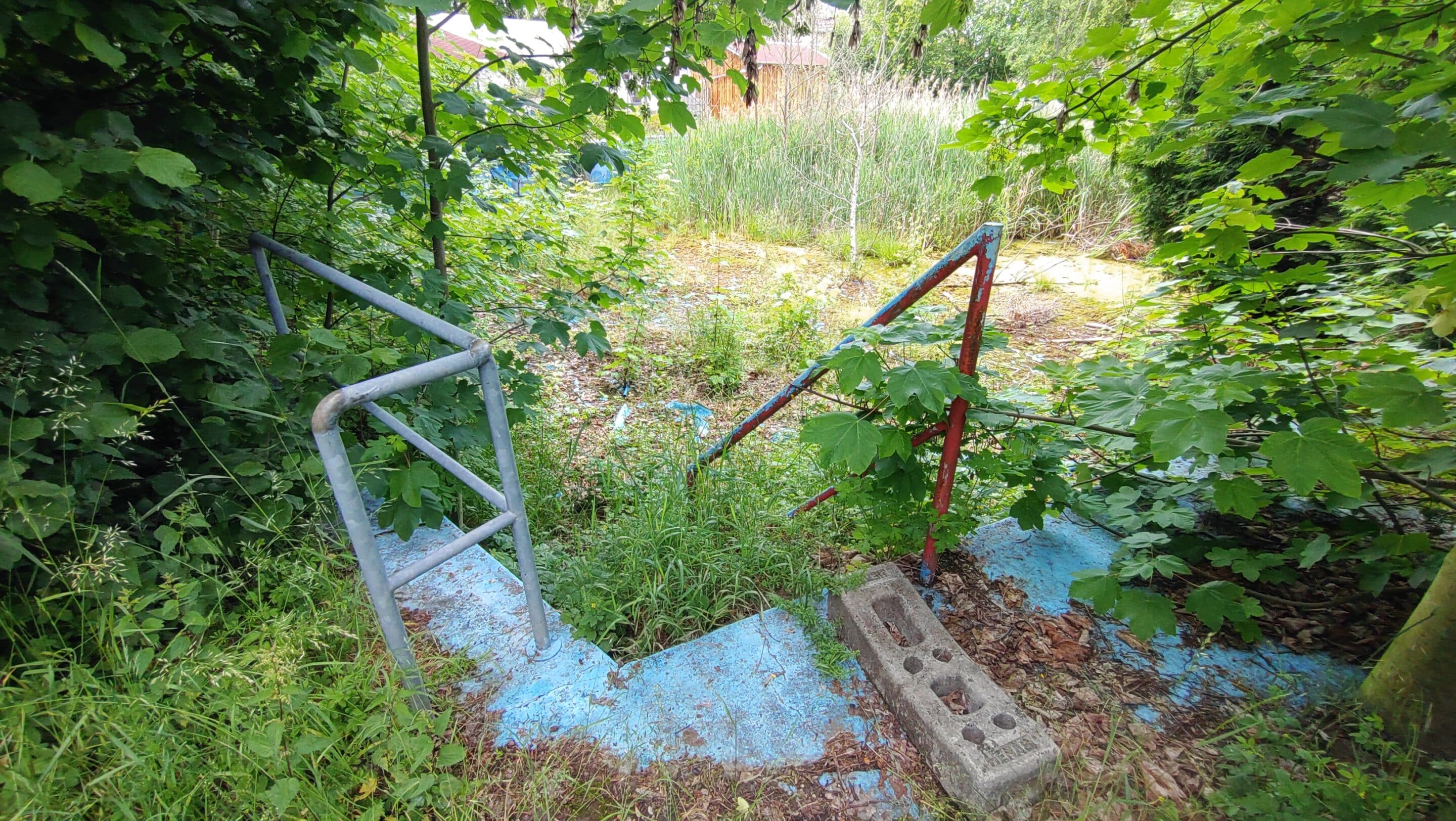 Becken ehemaliges Freibad Vieselbach Ein Becken des ehemaligen Freibad Vieselbach an den Brauereiteichen.