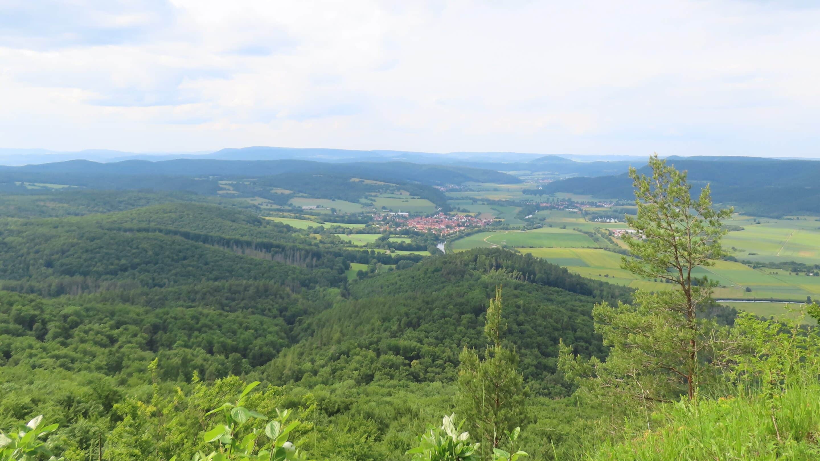 Der Heldrastein - Aussichtspunkt an der Werra 3 Der Heldrastein - Aussichtspunkt an der Werra Blick vom Heldrastein nach Grossburschla scaled_erfurt