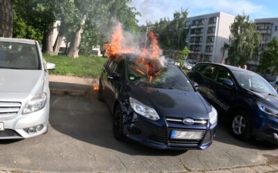 Zwei brennende Autos