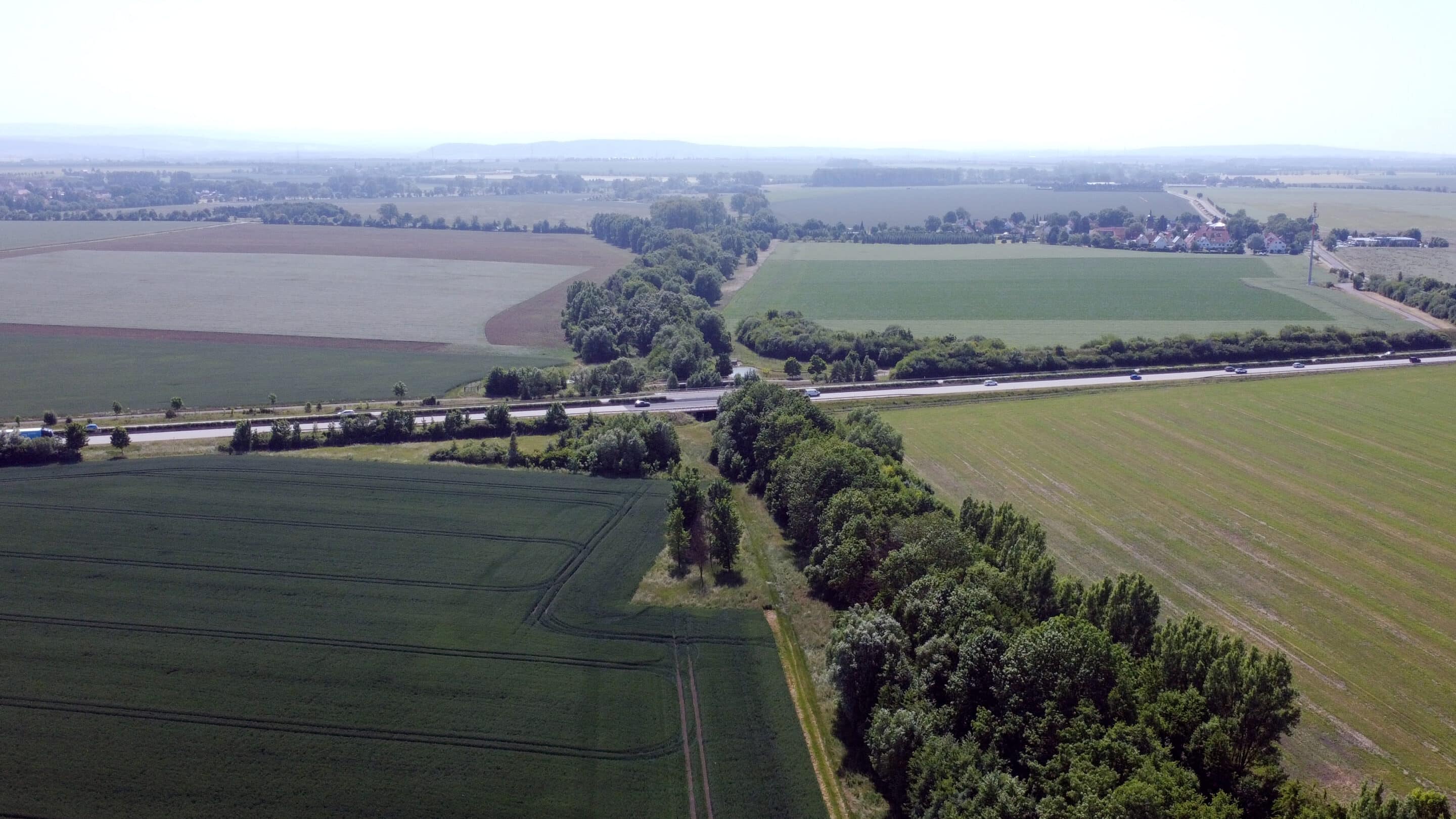 Autobahn 71 bei Alach Erfurt mit Nesse Die Autobahn 71 überquert bei Alach einem Ortsteil von Erfurt die nesse