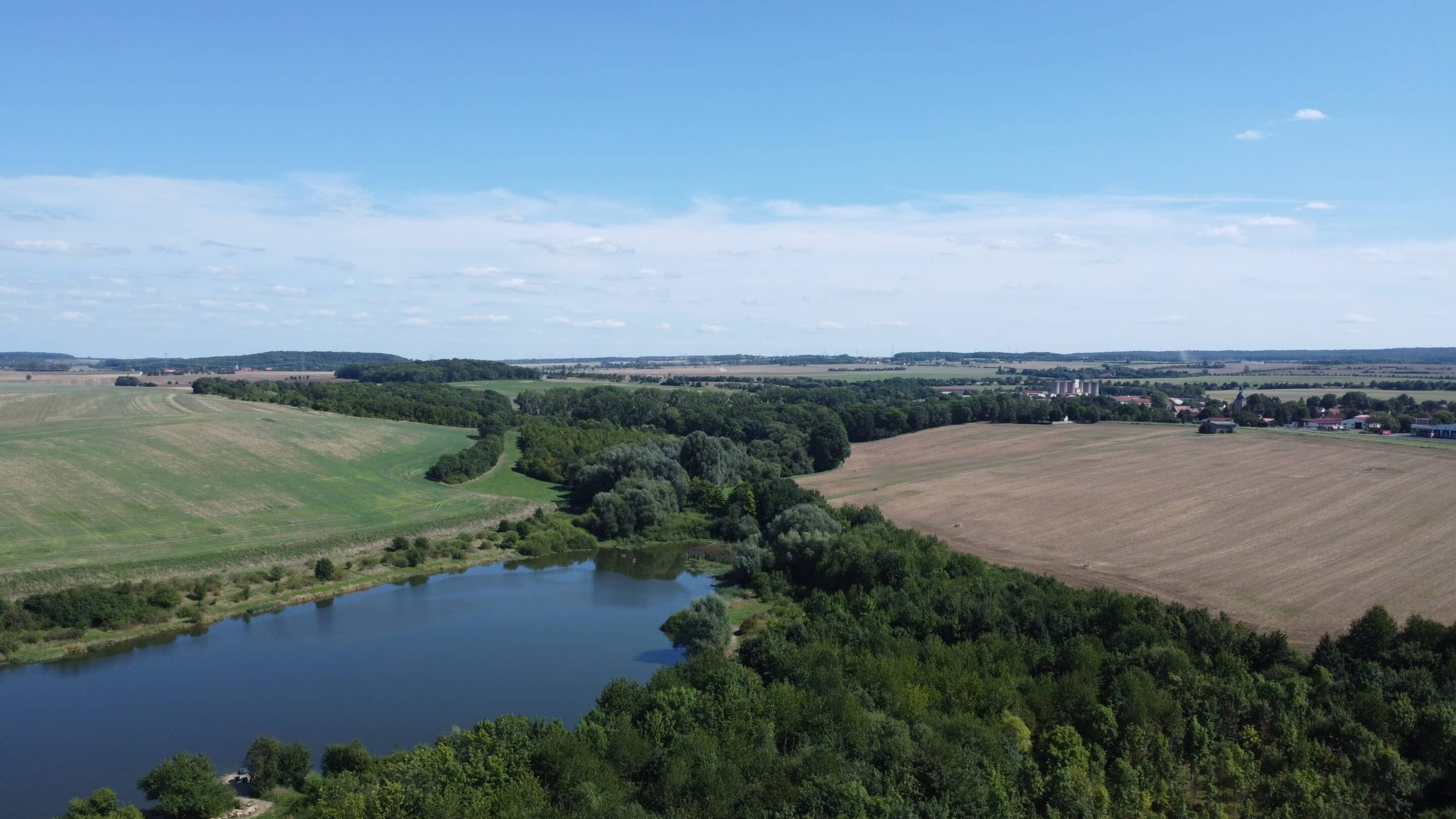 Talsperre Vieselbach mit Mönchenholzhausen Der südliche Teil der Talsperre Vieselbach aus der Luft mit Mönchenholzhausen im Hintergrund.