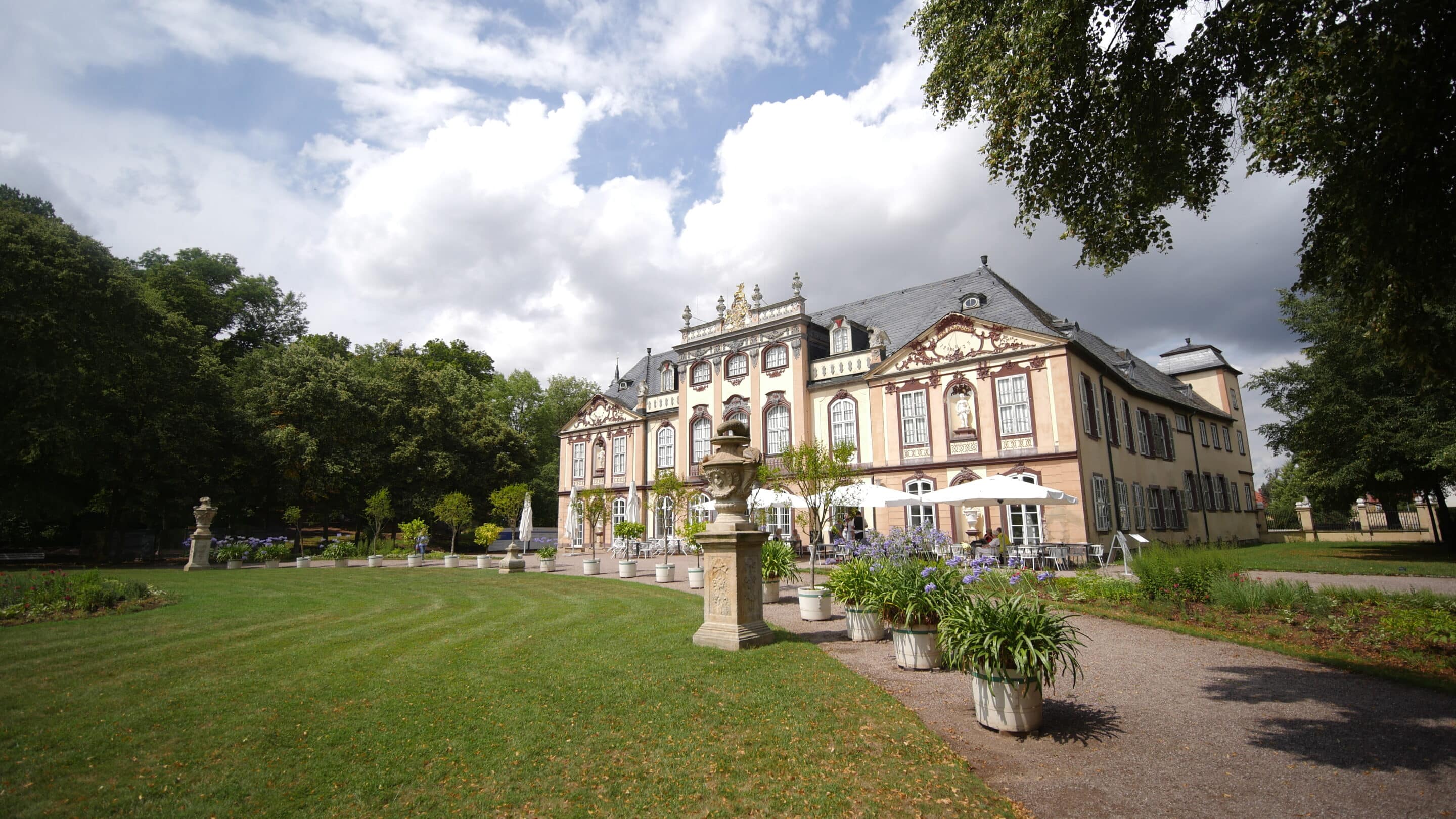 Barockschloss Molsdorf einem Ortsteil der Landeshauptstadt Erfurt mit Park, Skulpturen und Wegen.
