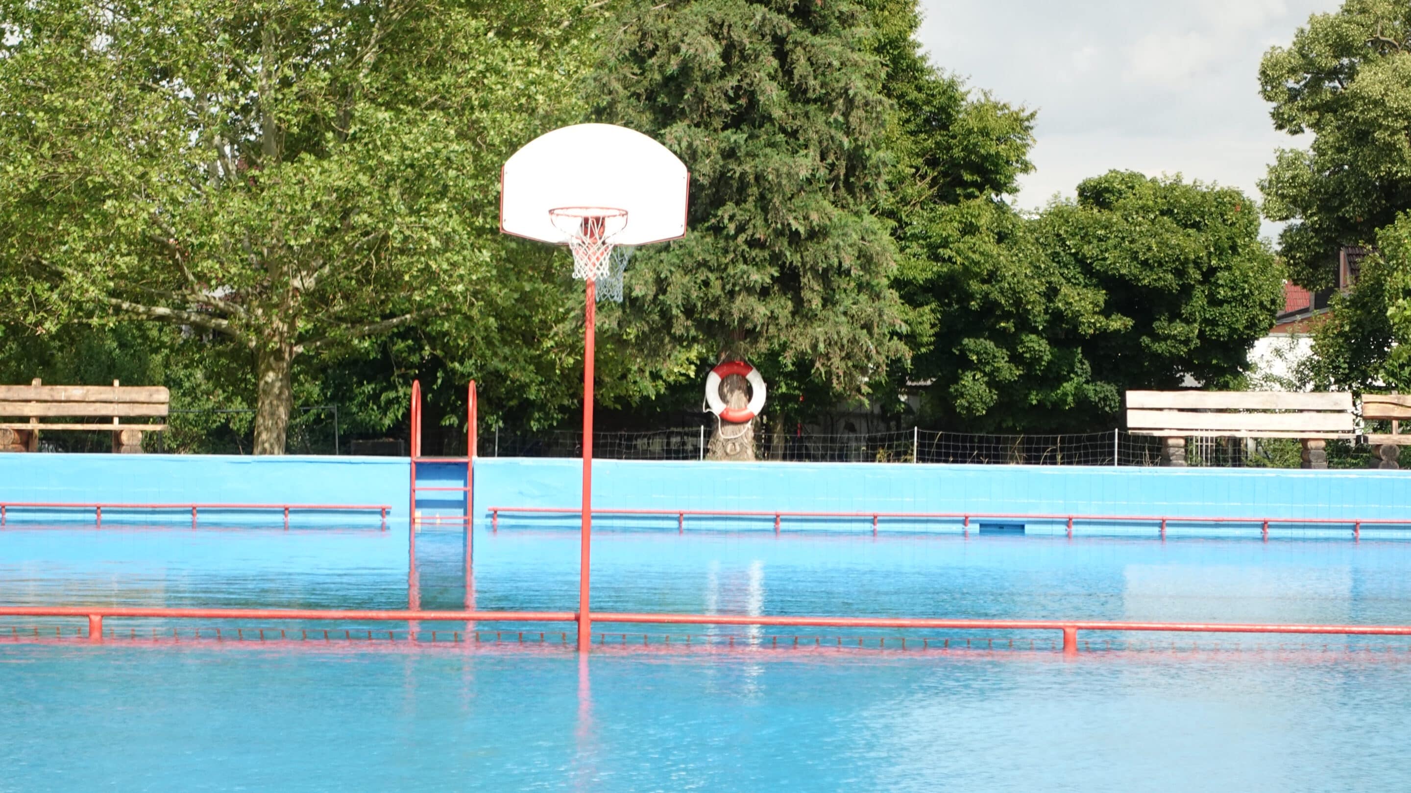 Basketball Korb im Freibad Dachwig Thueringen scaled_erfurt