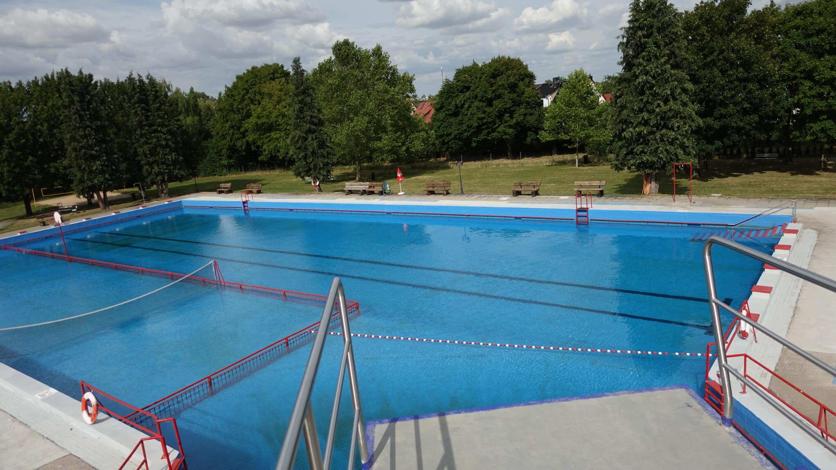 Die 50 Meter Bahn im Freibad Dachwig in der Naehe von Erfurt scaled_erfurt