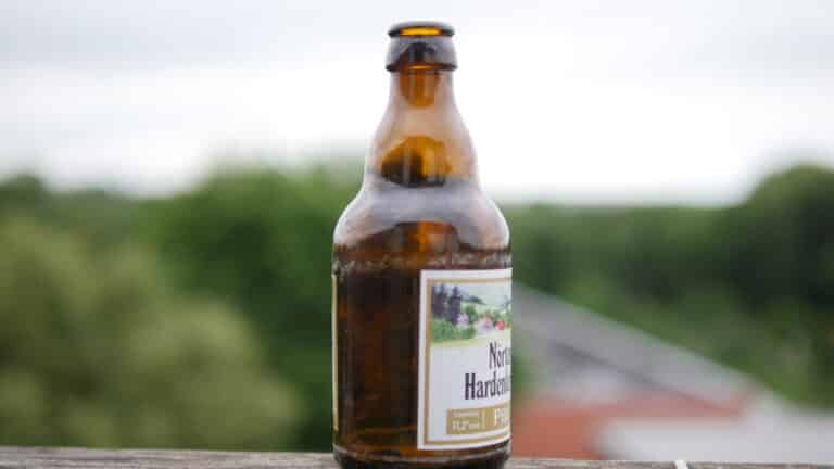 Das Erfurt-Magazin 13 Das Erfurt-Magazin Zwei Männer durch Bierflasche verletzt