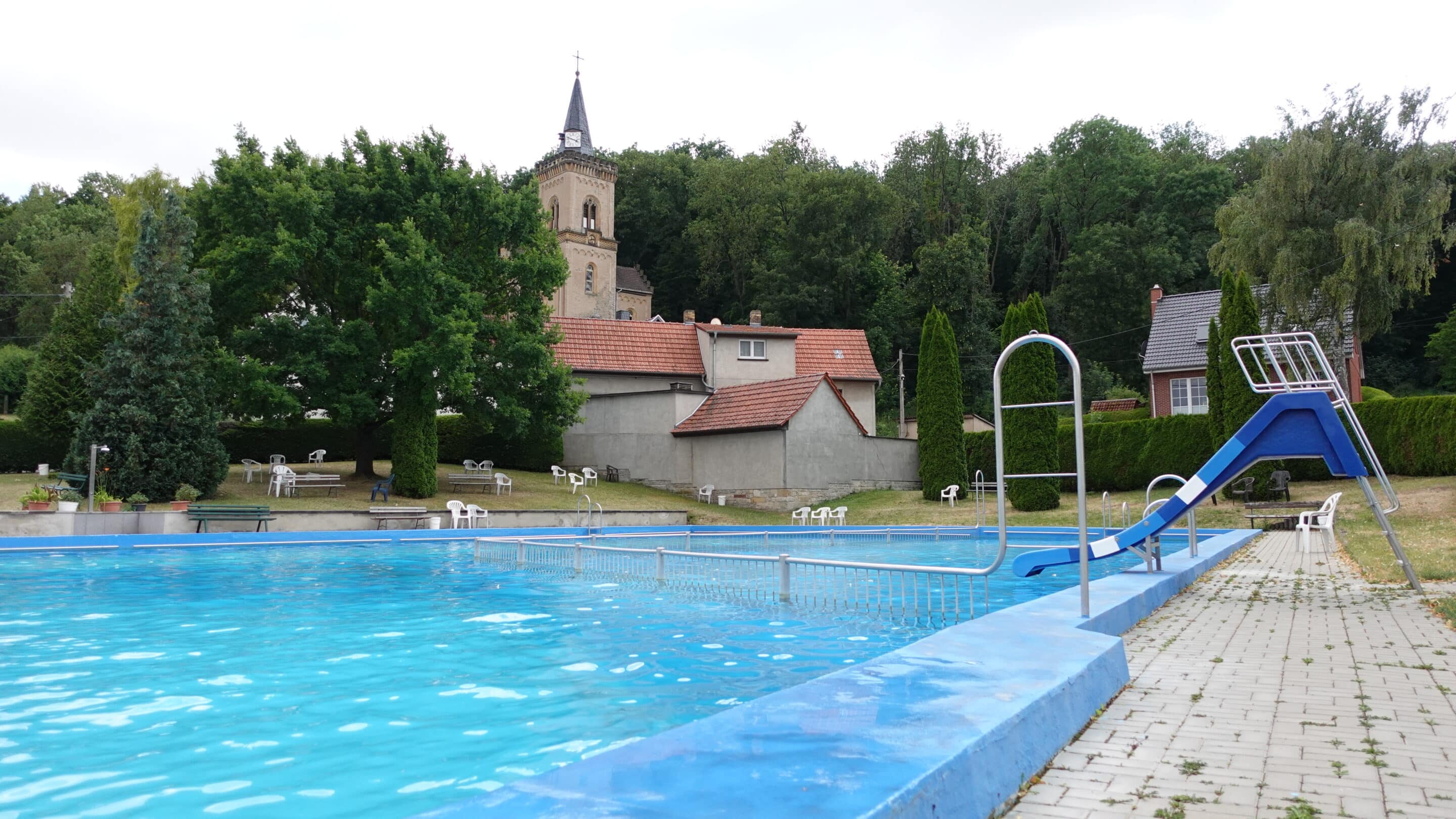 Freibad Gierstaedt mit Kirche in der Gemeinde Fahner Hoehe scaled_erfurt