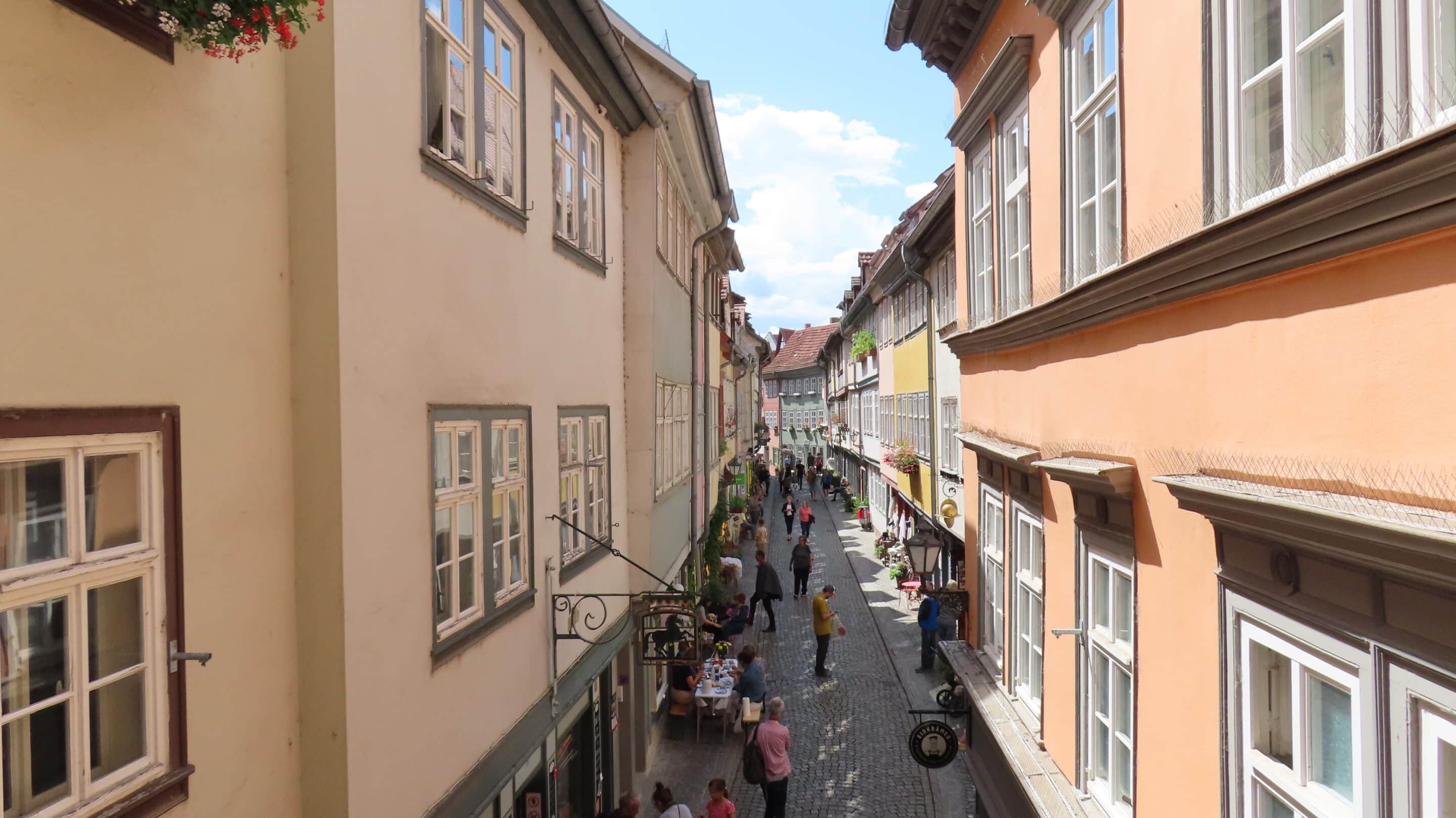Krämerbrücke touristisches Highlight in Erfurt von der Ägidienkirche Die Krämerbrücke ist touristisches Highlight des mittelalterlichen Erfurt, hier vin der Ägidienkirche gesehen.