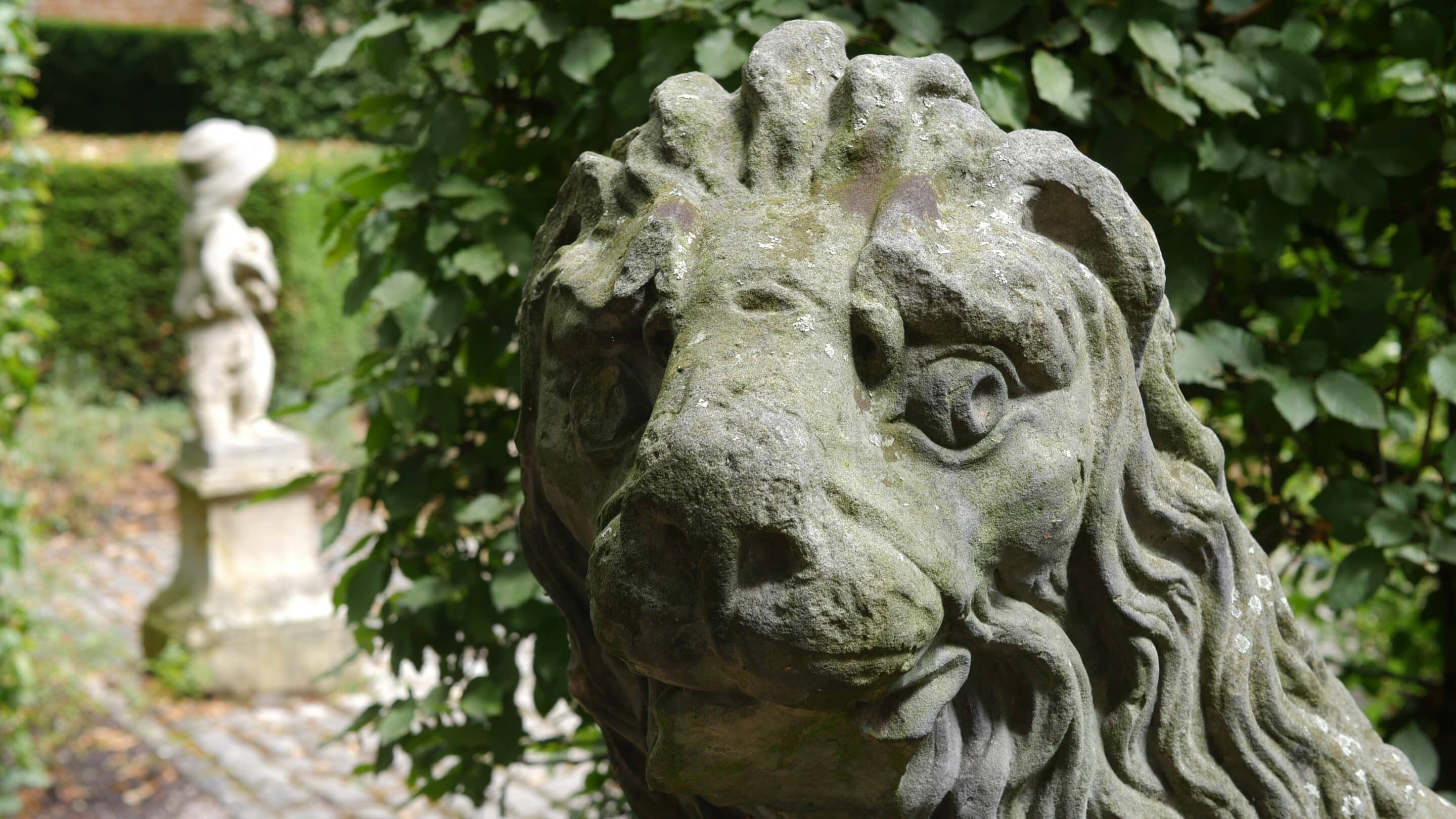 Eine Löwenskulptur im Molsdorfer Schlosspark vor dem Lapidarium in der Landeshauptstadt Erfurt.