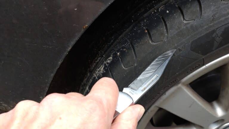 Unbekannte zerstechen Autoreifen
