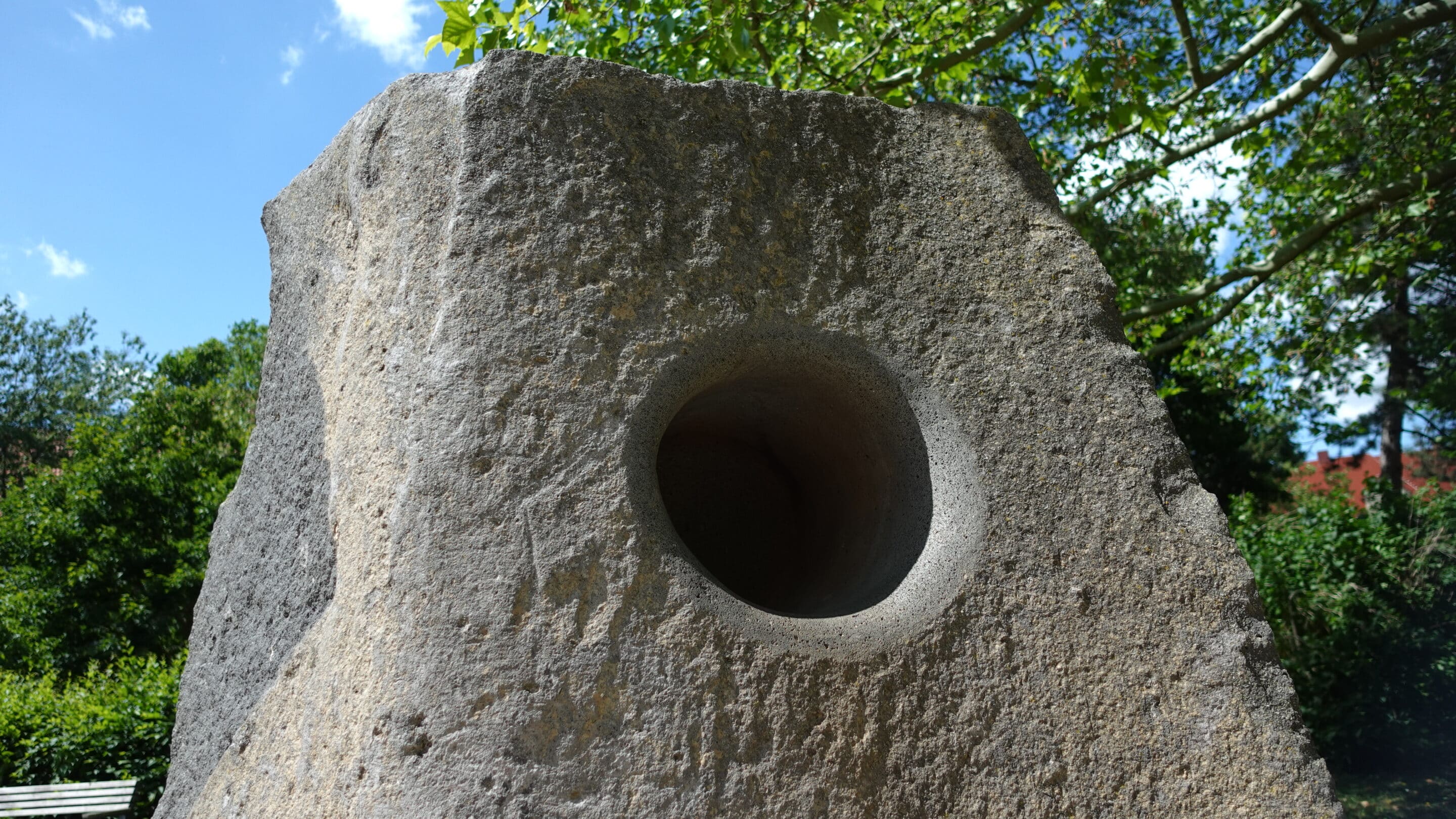 Sinnespunkt 1 ein Stein mit Loch zum Summen findet sich in der Tettauerstraße der Thüringer Landeshauptstadt Erfurt.