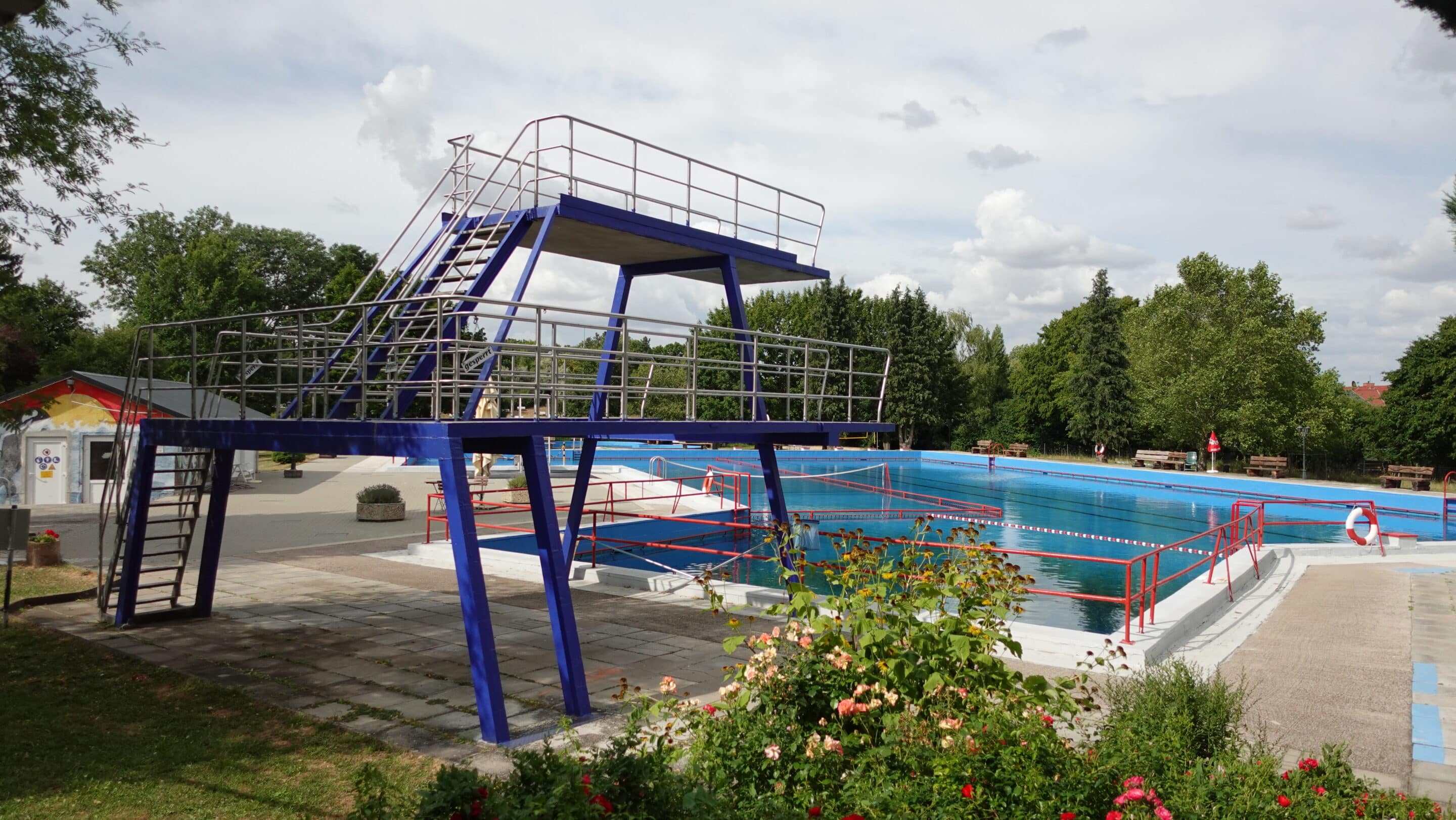 Sprungturm Freibad Dachwig in Thueringen mit 5 Meter Turm scaled_erfurt