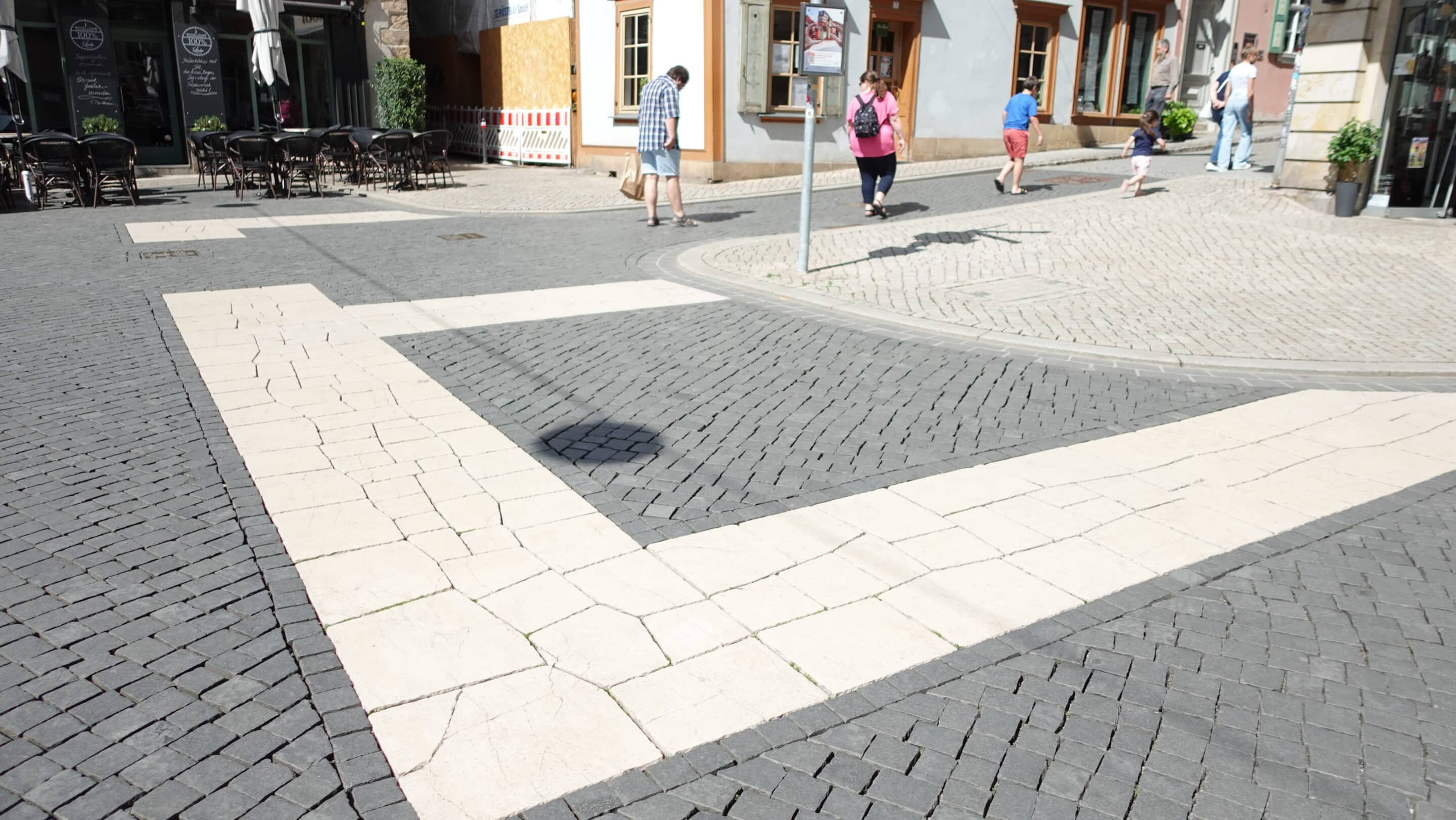 Umrisse der ehemaligen Benedikt Kirche am Benediktplatz in Erfurt Umrisse als Pflasterung der ehemaligen Benedikt Kirche am Benediktplatz in Erfurt.