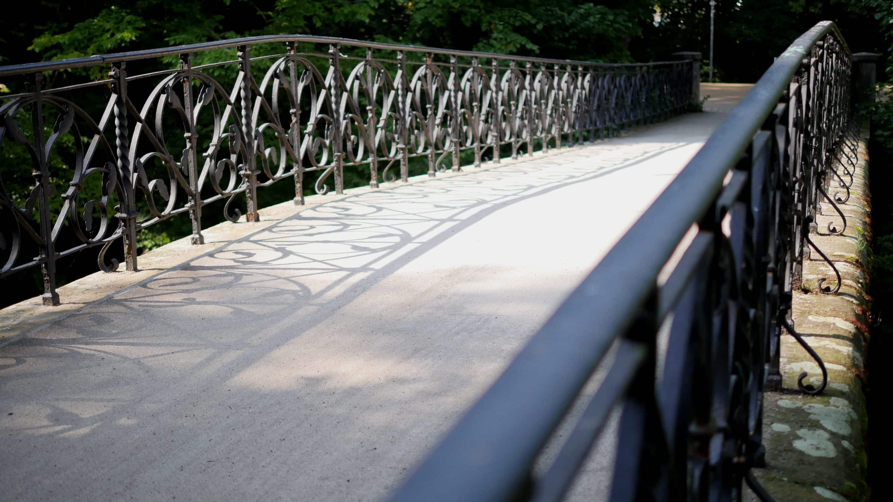 Der Friedrichsteg am Flutgraben in der Landeshauptstadt von Thüringen Erfurt.