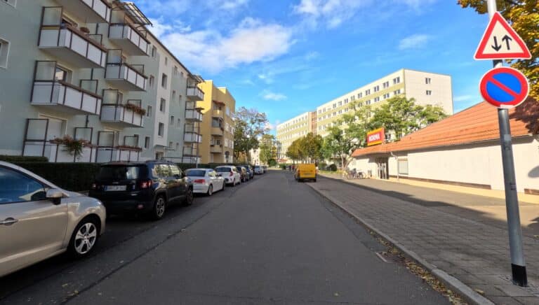 Mann vor Discounter schwer verletzt