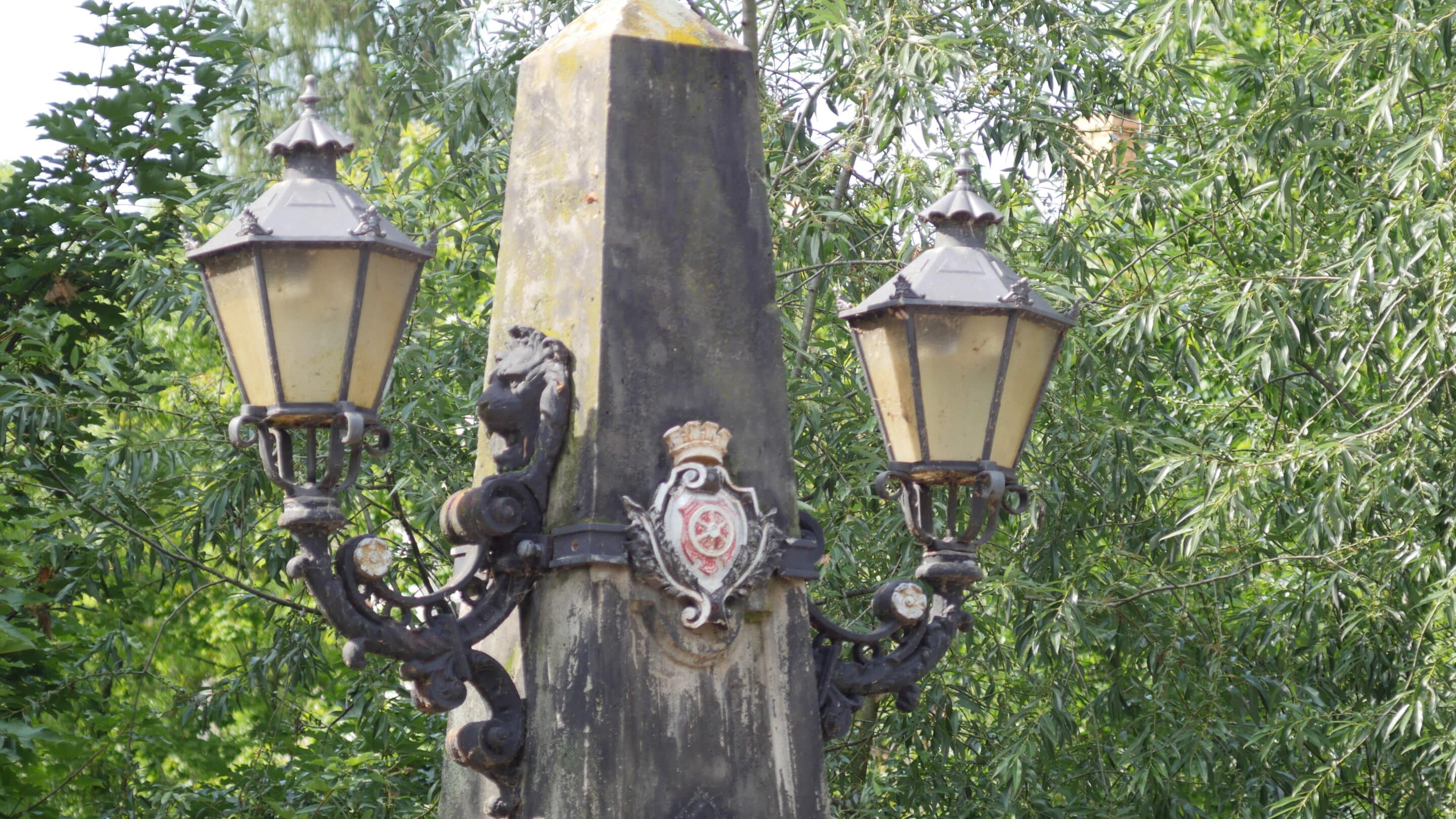 Löwen Lampen und Symbole schmücken die Pförtchenbrücke in der Brühlervorstadt von Erfurt