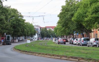 Unbekannte beschädigt vier Autos