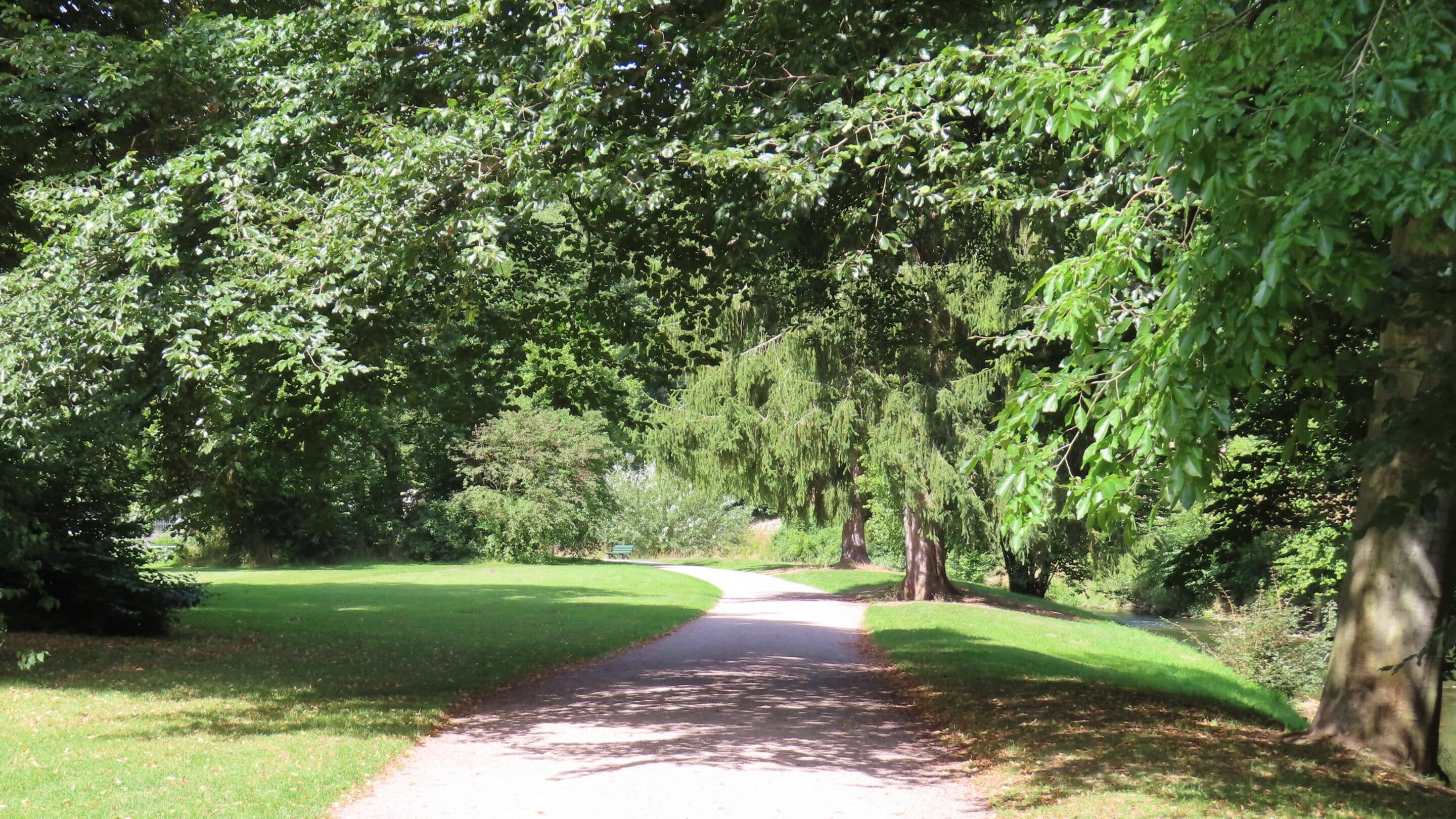 Weg an der Ilm Schloss Tiefurt Weimar Ein Weg entlang der Ilm im Schlosspark Tiefurt einem Ortsteil von Weimar.