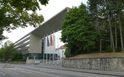 Fiat Fahrer bei Verkehrsunfall schwer verletzt