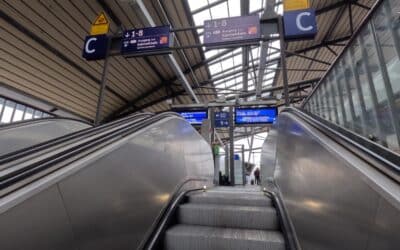 Mann bestiehlt Frau auf Rolltreppe im Hauptbahnhof