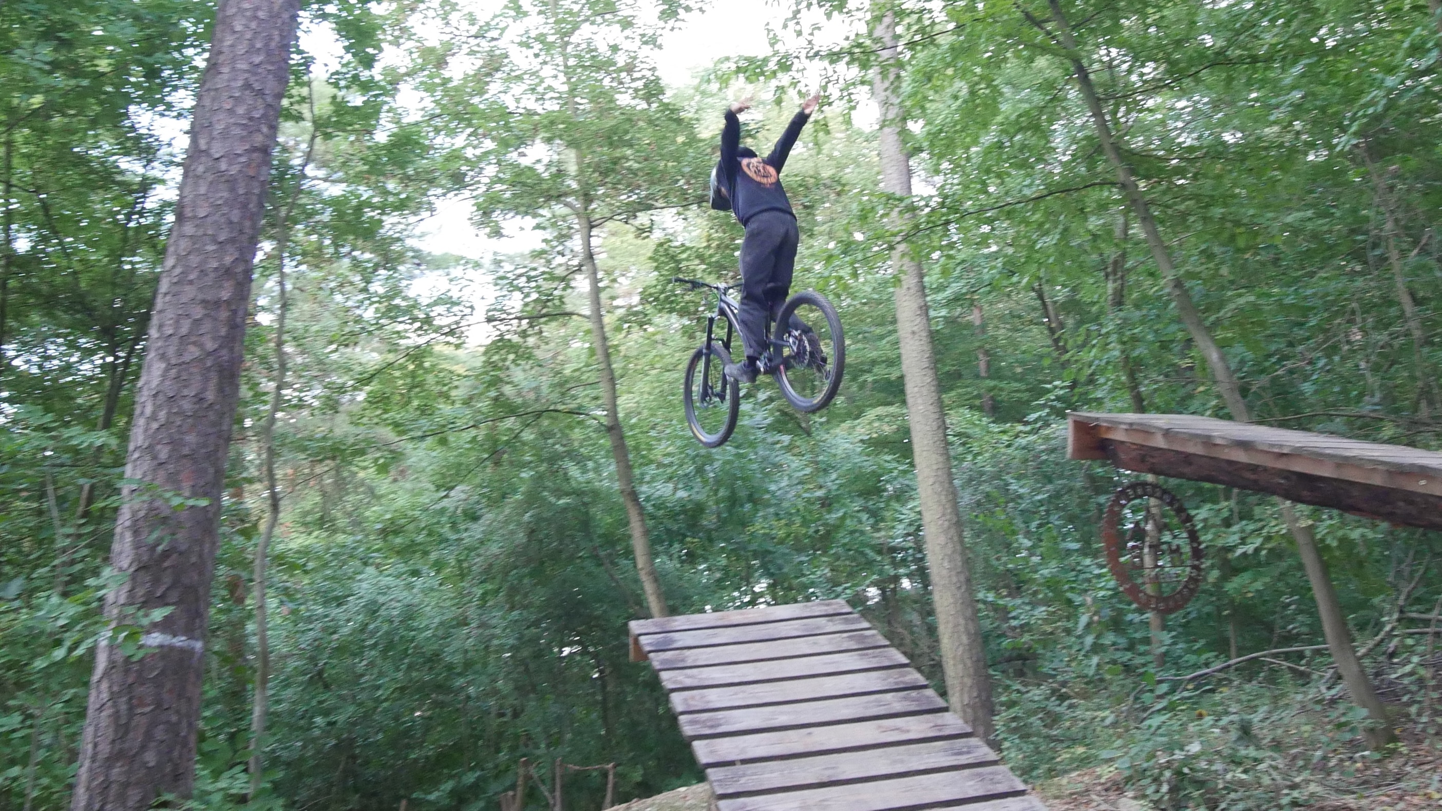Jumpline Downhill ERfurt Tannenwäldchen Mountainbiker auf der Jumpline des Downhill Tannenwäldchen in Erfurt.