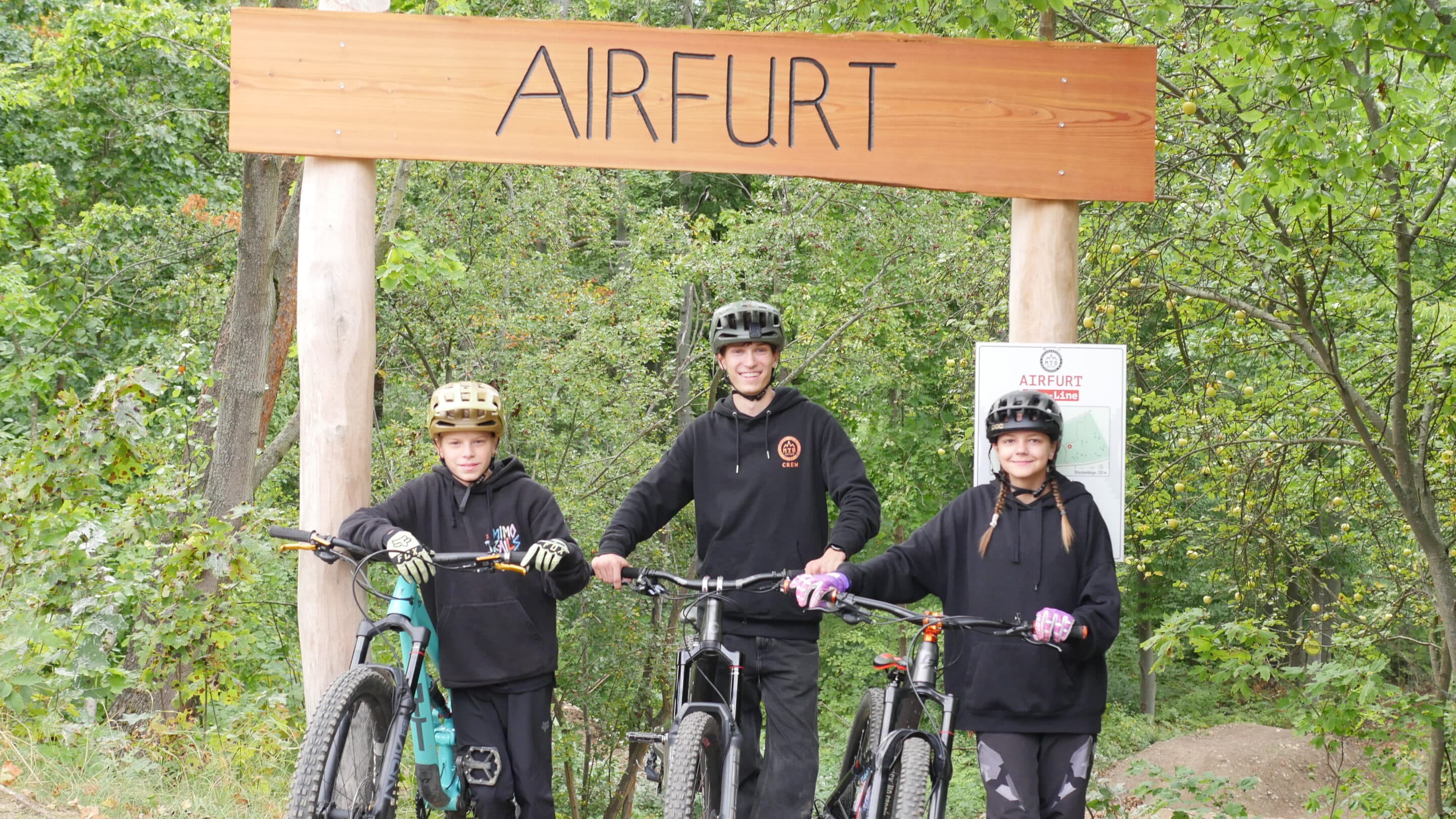 Mountainbiker vor dem Trail im Tannenwäldchen Erfurt Mountainbiker vor dem Trail im Tannenwäldchen Erfurt eine Downhillstrecke in Thüringen.