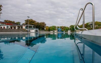 Hundeschwimmen im Freibad