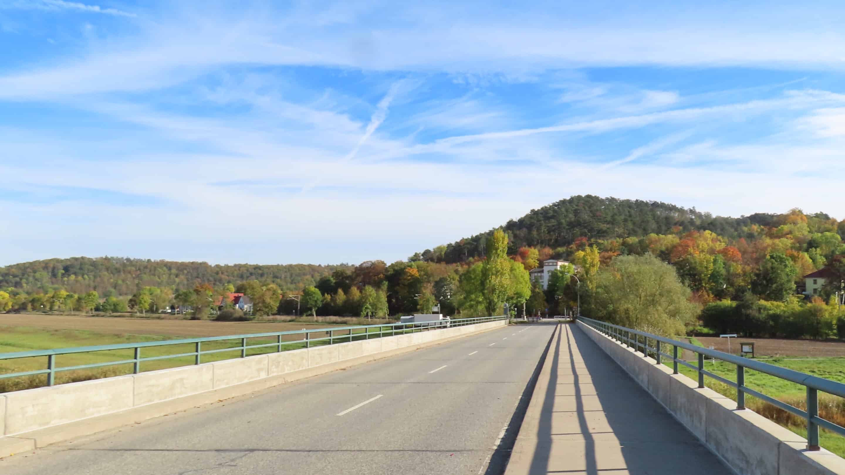 Brücke über die Unstrut an der Thüringer Pforte zur Hermann Güntherodt Siedlung an der Kahlen Schmücke Die Brücke über die Unstrut an der Thüringer Pforte führt zur Hermann Güntherodt Siedlung an der Kahlen Schmücke.