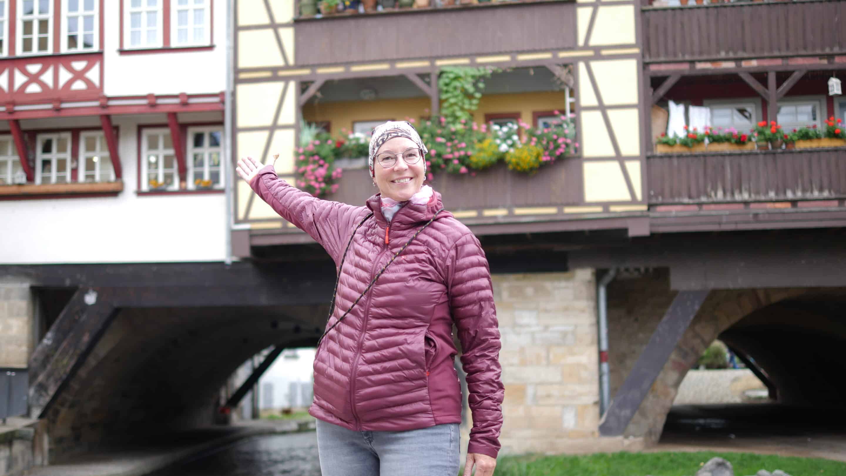 Cathy vom Youtube Kanal Unterwegs mit Cathy zeigt die Krämerbrücke in Erfurt