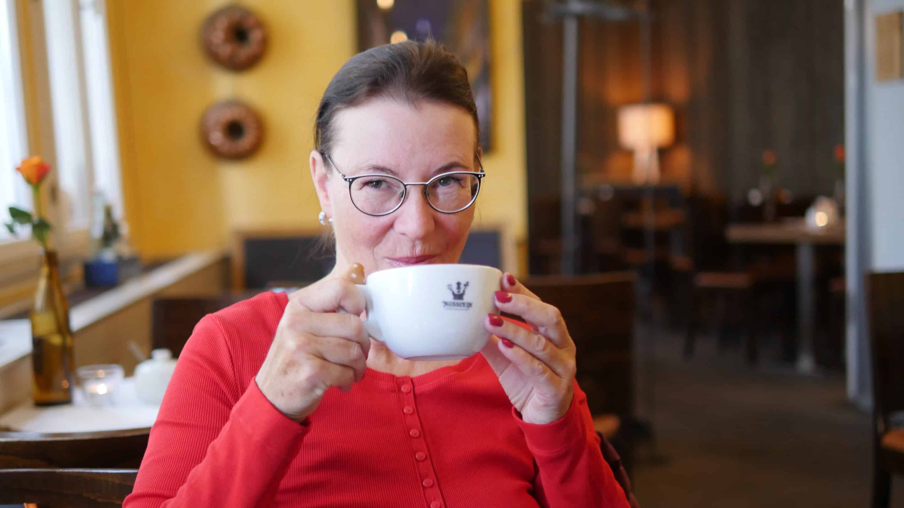 Kathleen Leschke vom YouTubekanal Unterwegs mit Cathy in einem Erfurter Cafe.