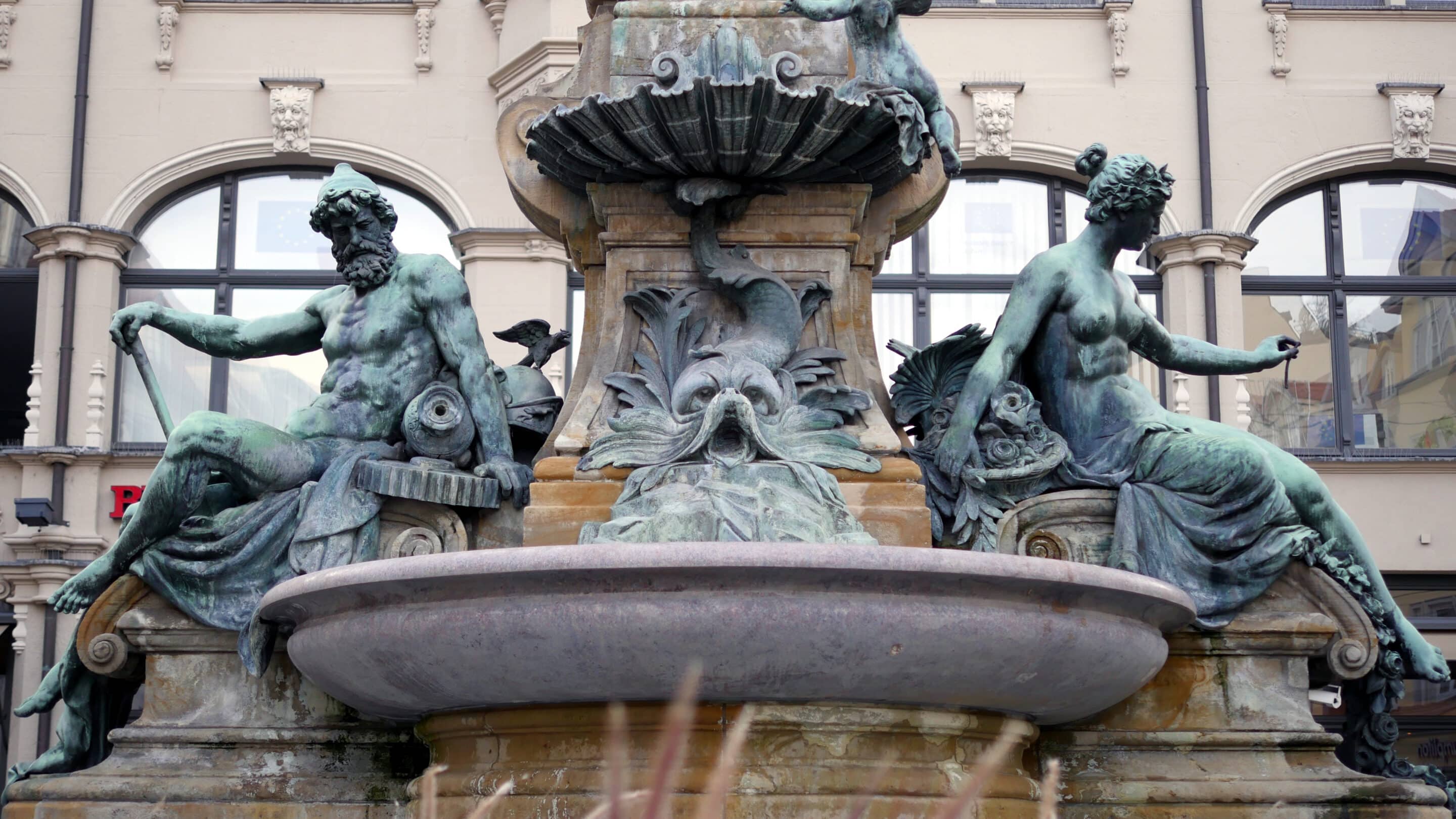 Alter Angerbrunnen Erfurt mit Mann und Frau die für den Maschinen und Ackerbau der Stadt im 19 Jahrhundert stehen.