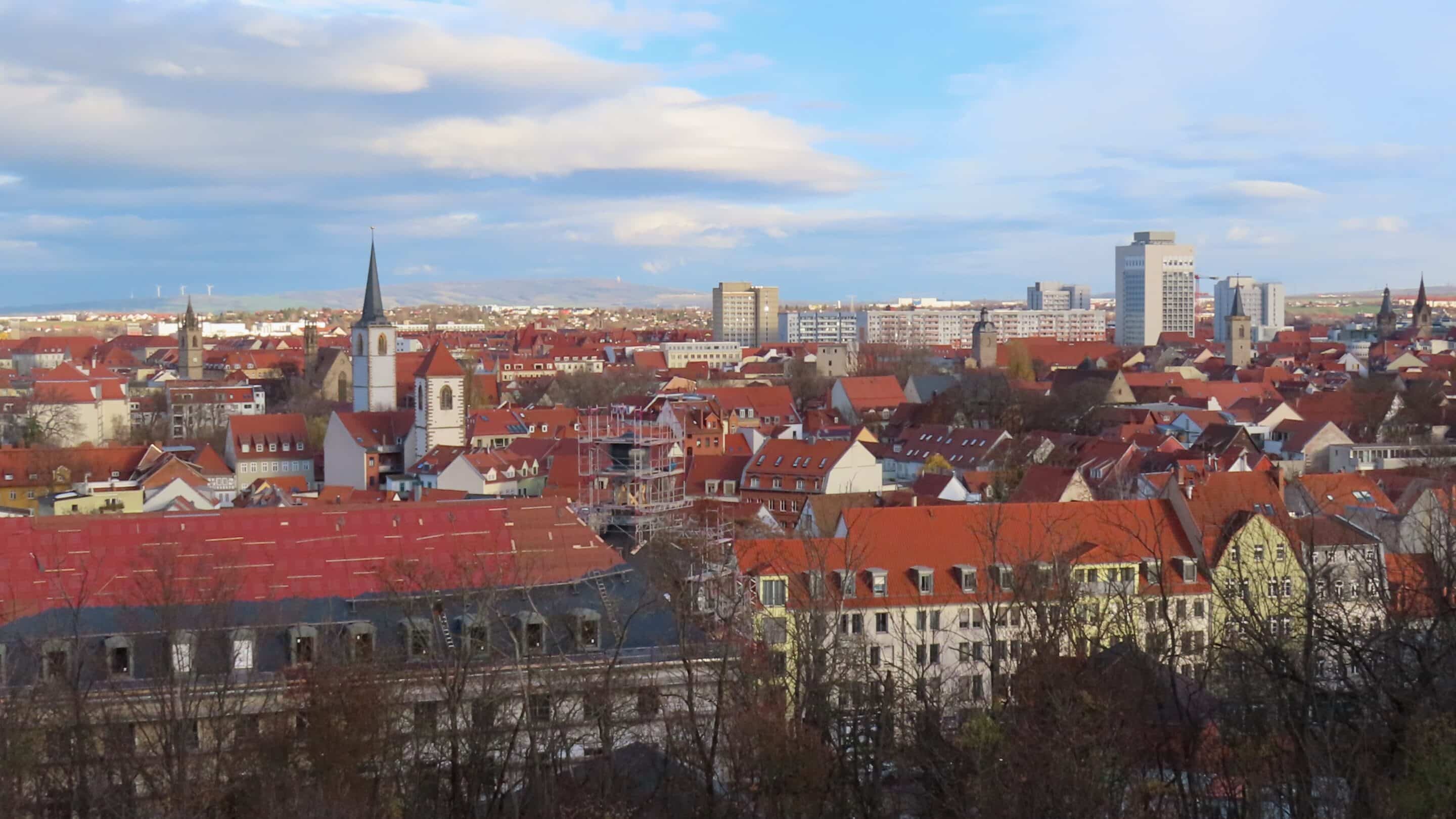 Altstadt und Innenstadt der Landeshauptstadt von Thüringen Erfurt im Herbst mit Blick zum Ettersberg.