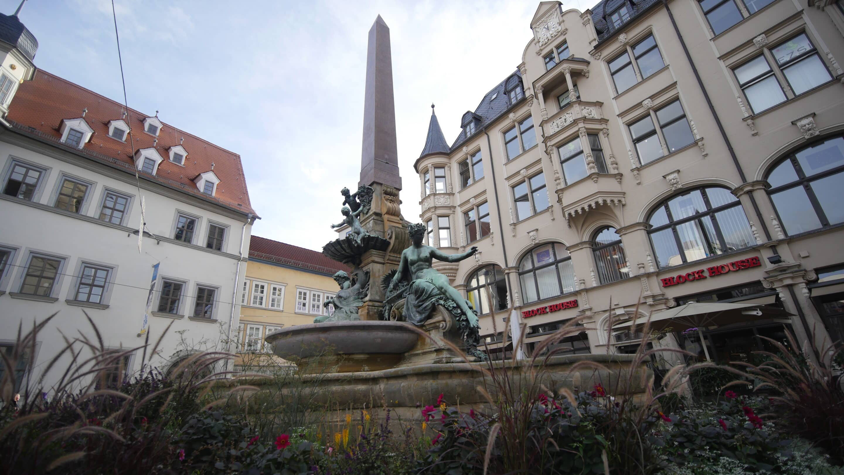 Der Angerbrunnen in Erfurt in der Totalen mit Oblisken und Figuren am westlichen Rand des Angers.