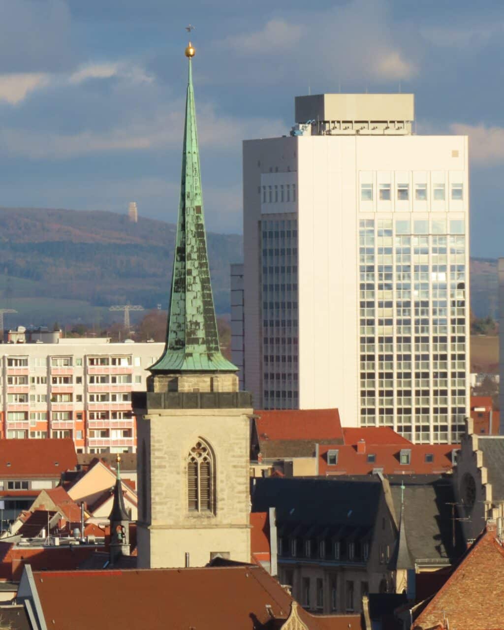Blick ueber die Innenstadt Erfurt zum Ettersberg_erfurt