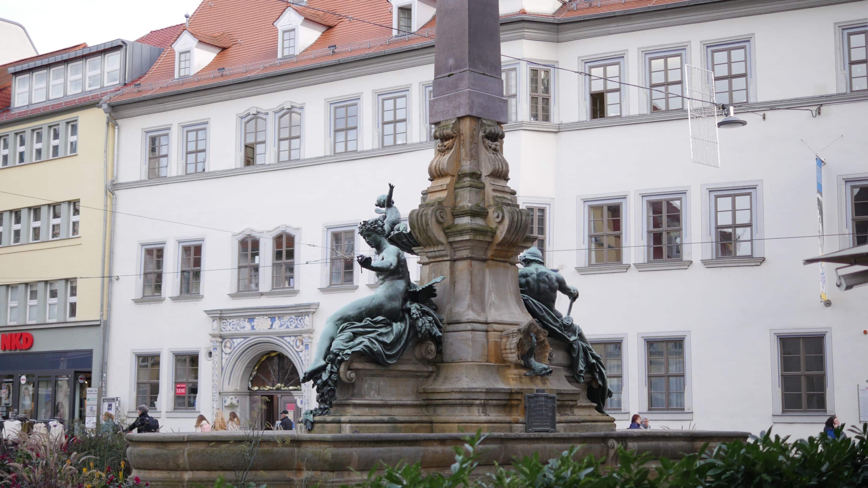 Der alte Angerbrunnenin der Landeshauptstadt von Thüringen von Westen aus gesehen.