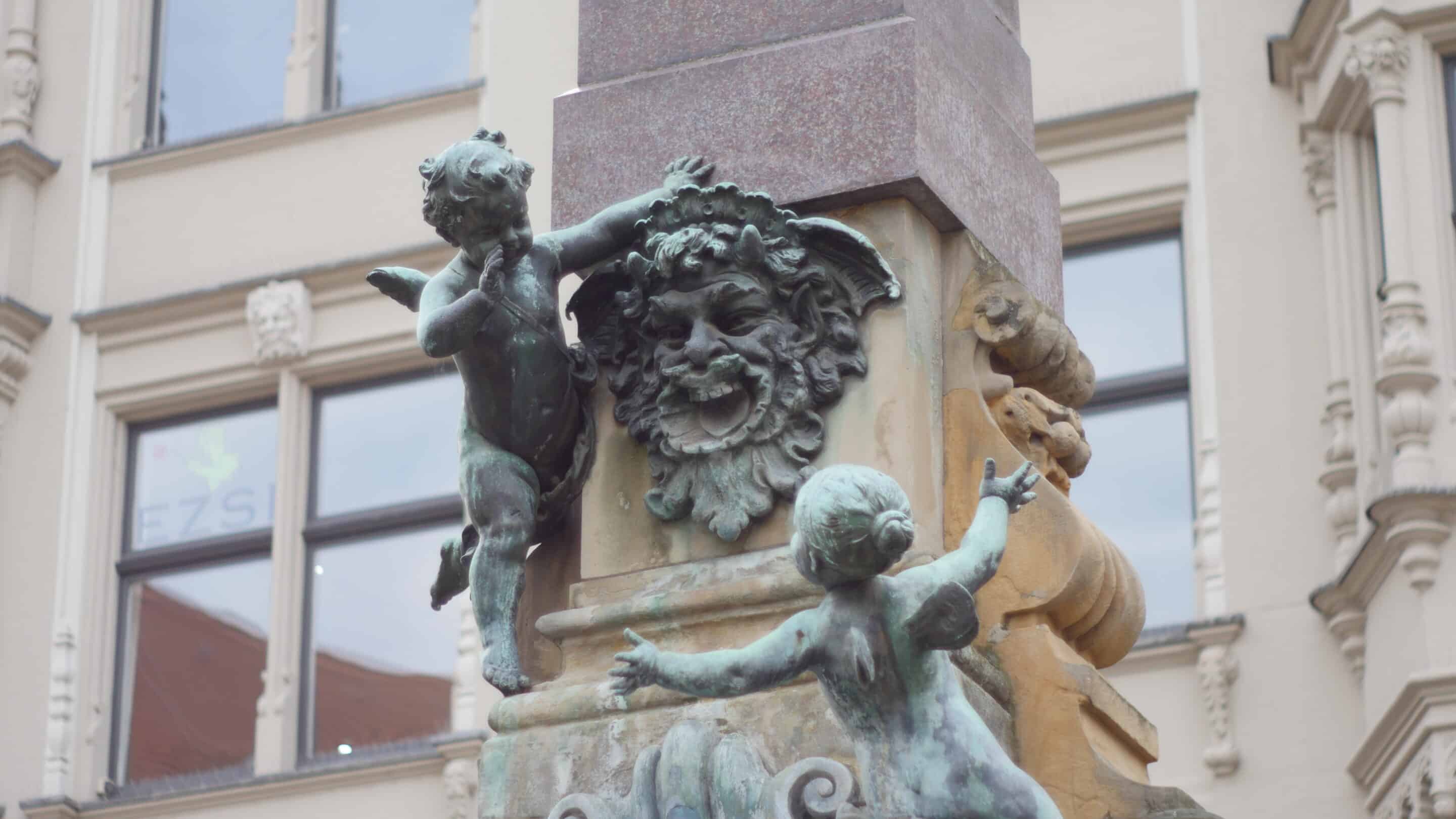 Freske und Putten am alten Angerbrunnen in der Erfurter Altstadt auf dem zentralen Platz der Landeshauptstadt von Thüringen.