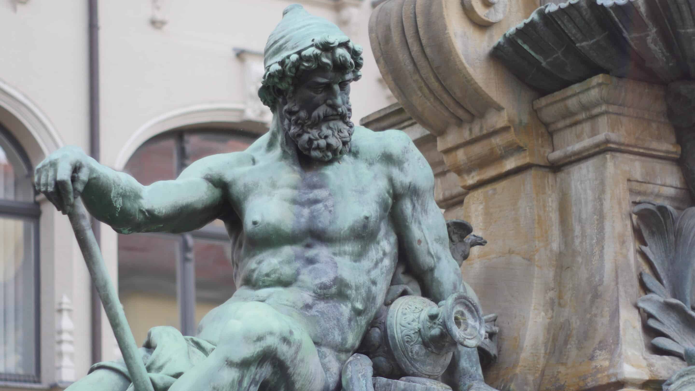 Die männliche Figur am alten Angerbrunnen Erfurt steht für den industriellen Teil der erfolgreichen Wirtschaft Erfurts im 19. Jahrhundert.