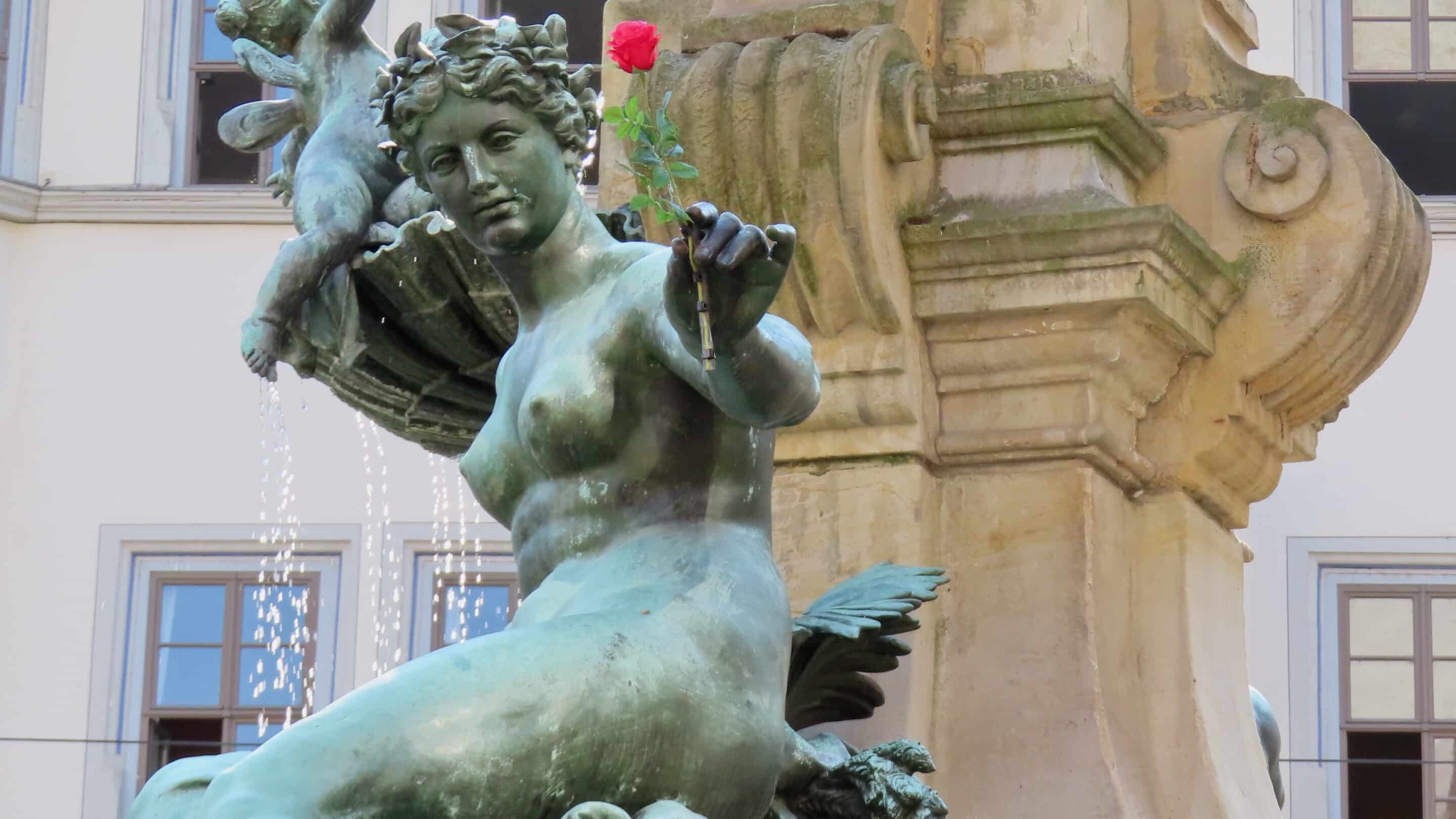 Die weibliche Figur mit Rose am alten Angerbrunnen Erfurt steht für den landwirtschaftlichen Teil der Wirtschaft der Stadt.