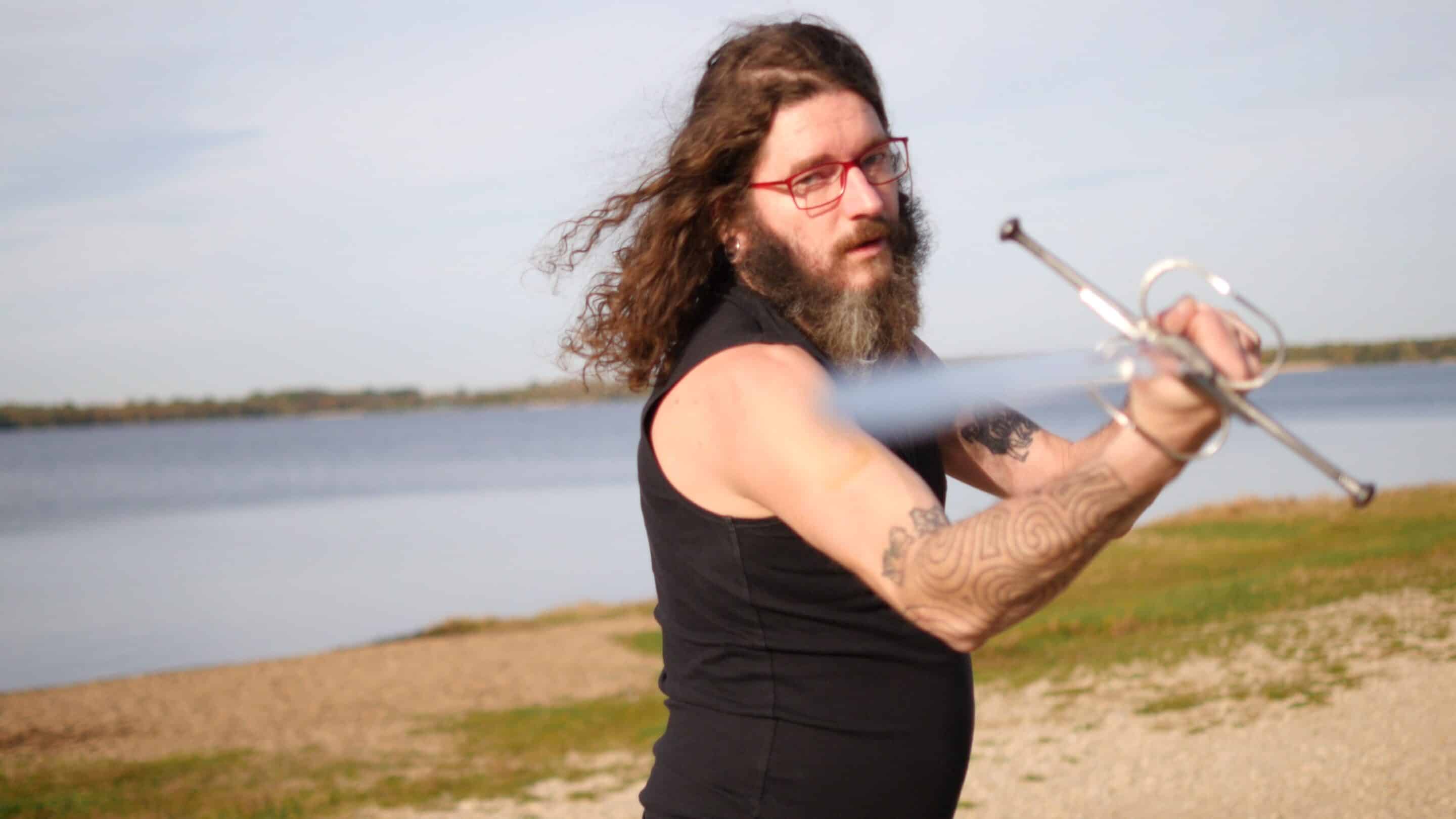 Der Journalist Tobias Prüwer beim Schwertkampf am Cospudener See bei Leipzig.