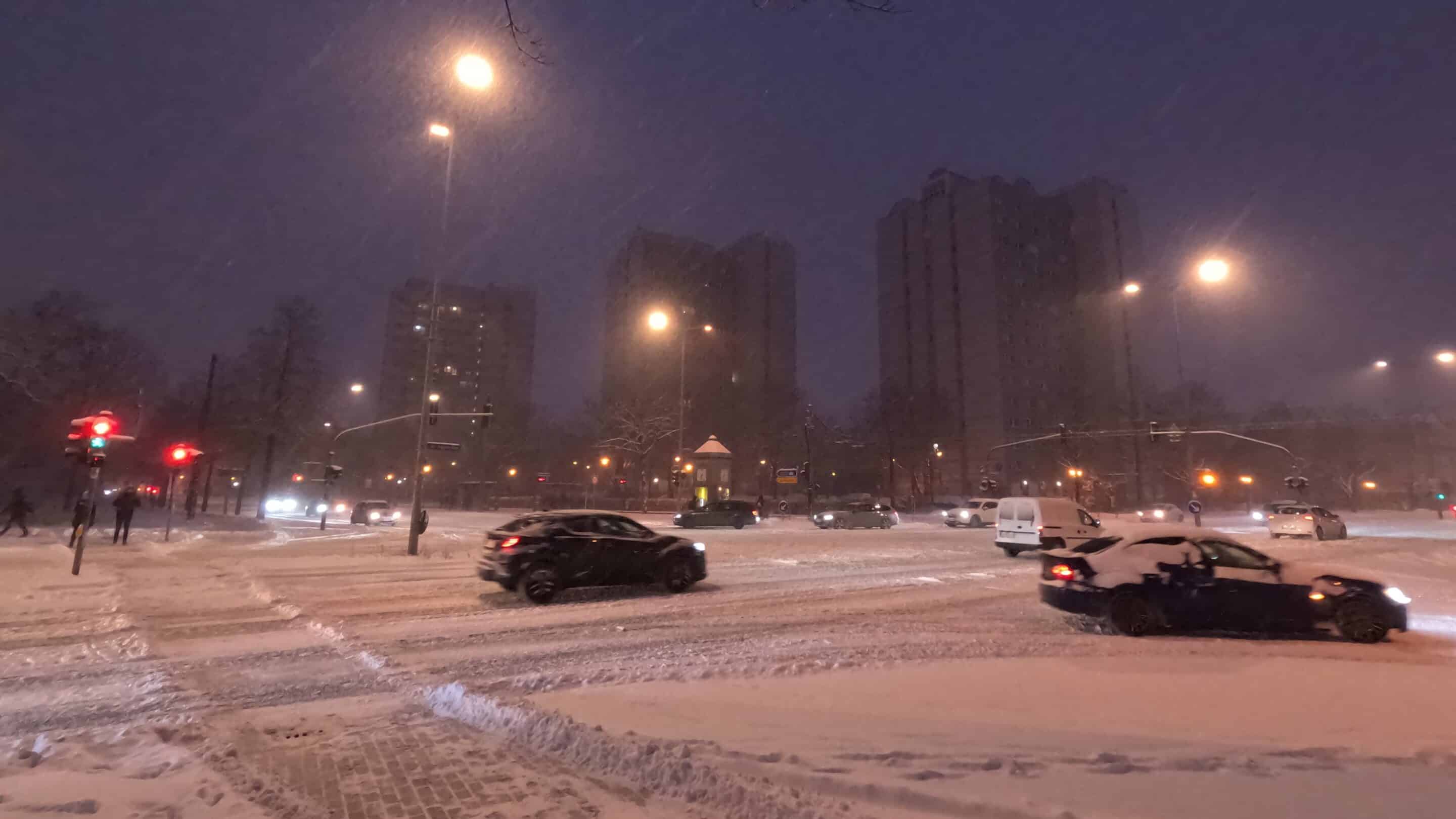 Autoverkehr auf den Juri Gagarin Ring Erfurt im Schnee scaled_erfurt