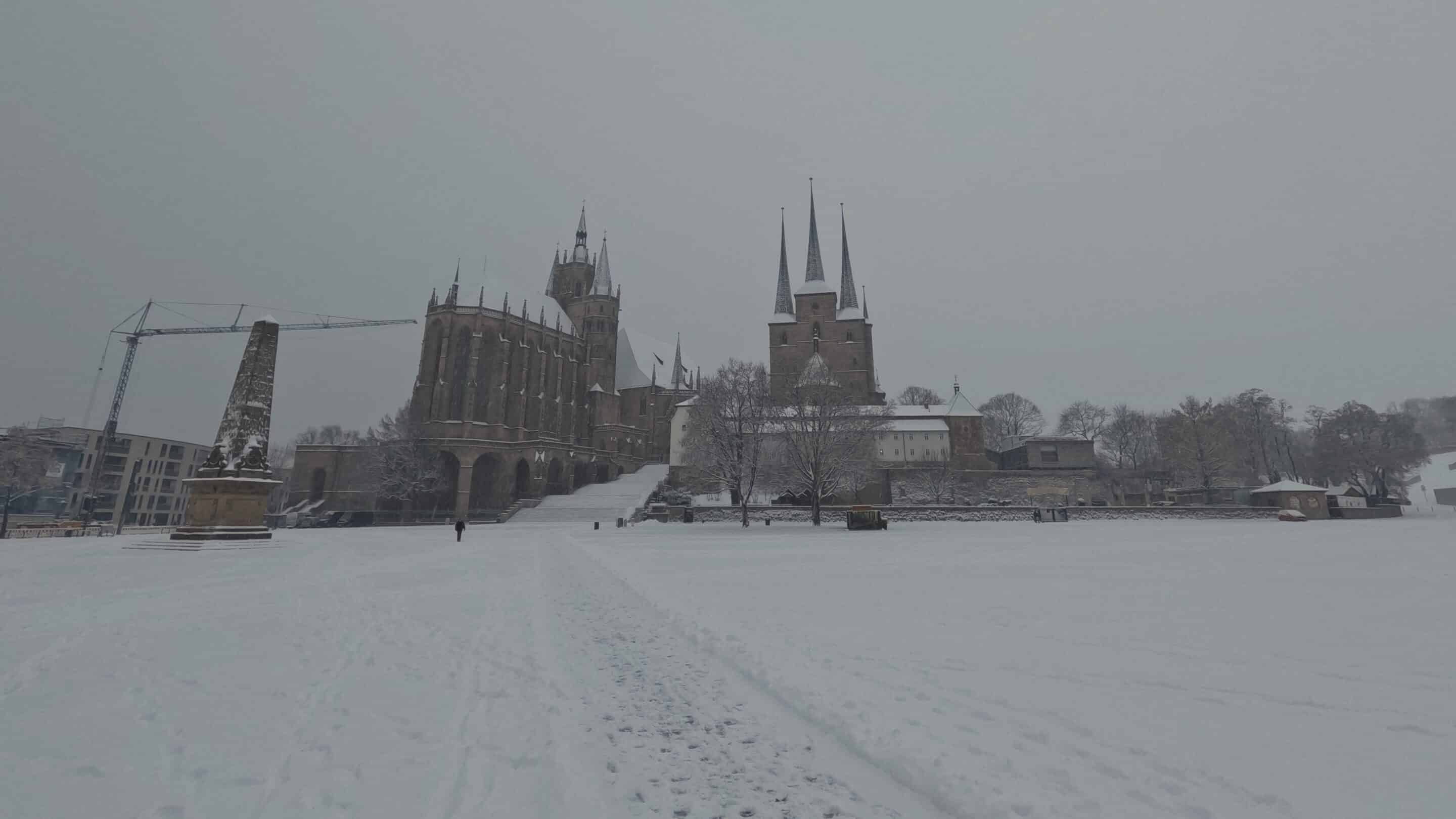 Domplatz Erfurt mit geschlossener Schneedecke temperiert scaled_erfurt