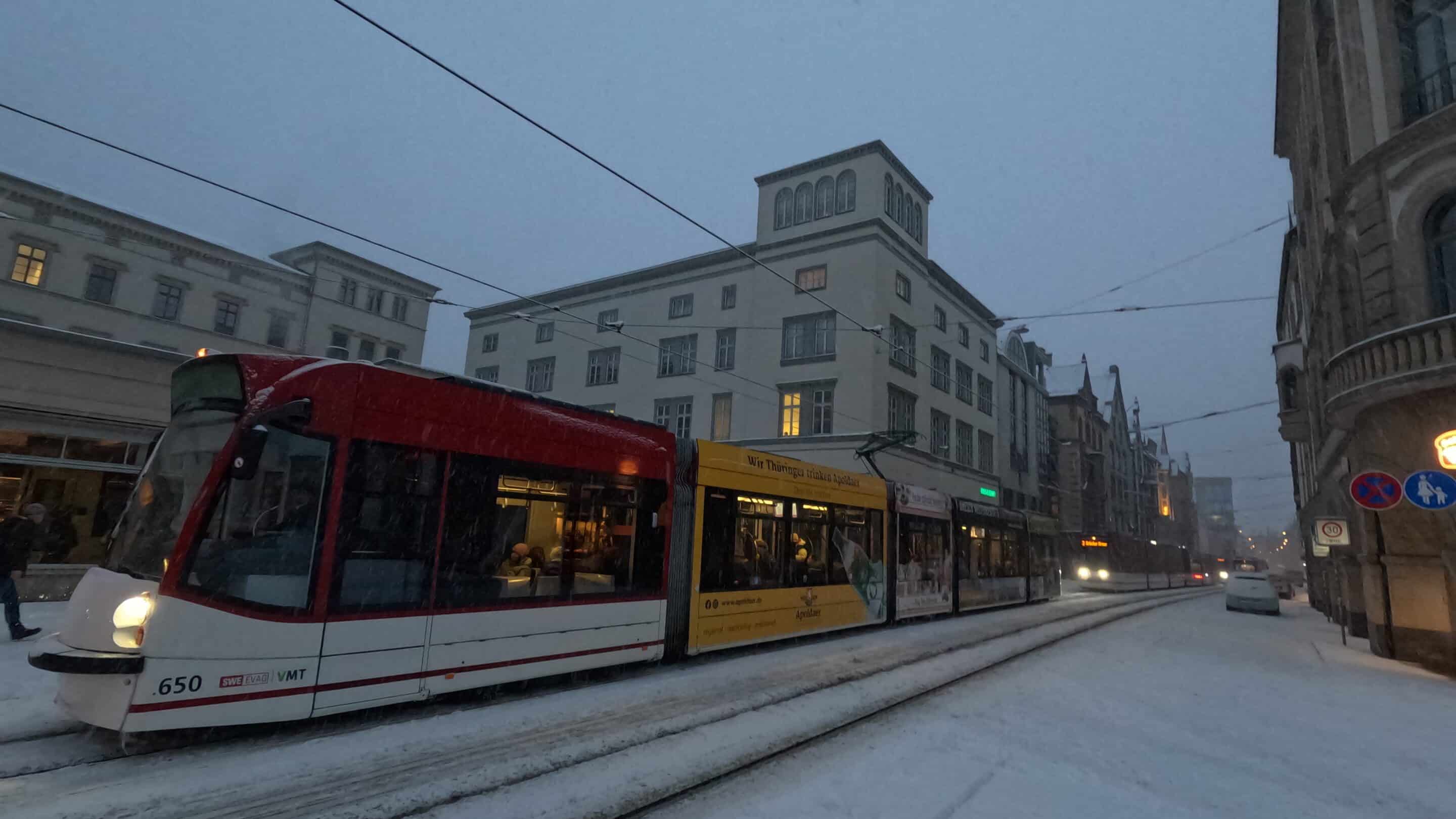 Strassenbahnen vor dem Hauptbahnhof in der Bahnhofstrasse Erfurt scaled_erfurt