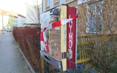 Unbekannte sprengen zwei Zigarettenautomaten