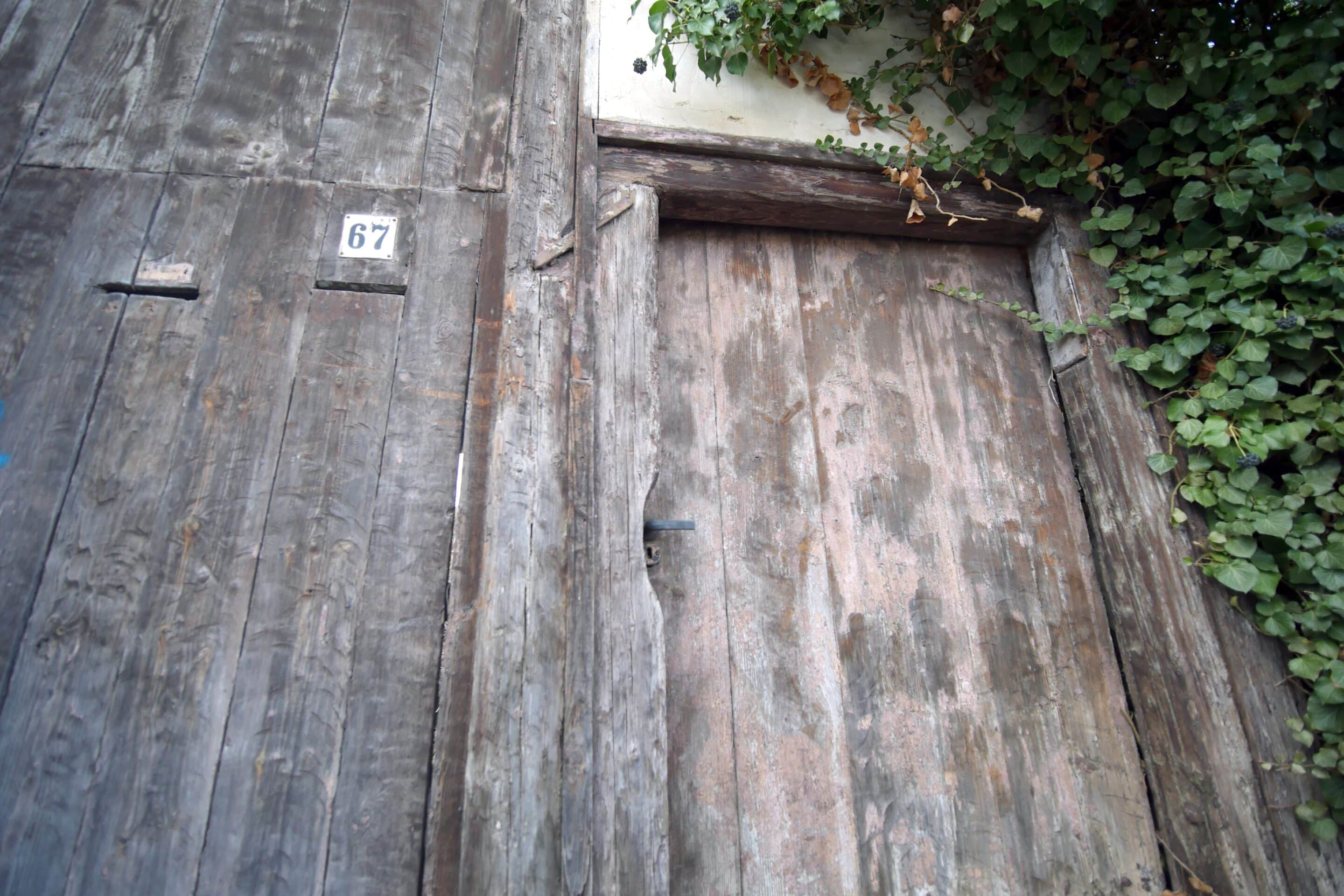 Ein altes Tor mit Tür in Ilversgehofen einem Stadtteil der Thüringer Landeshauptstadt Erfurt.