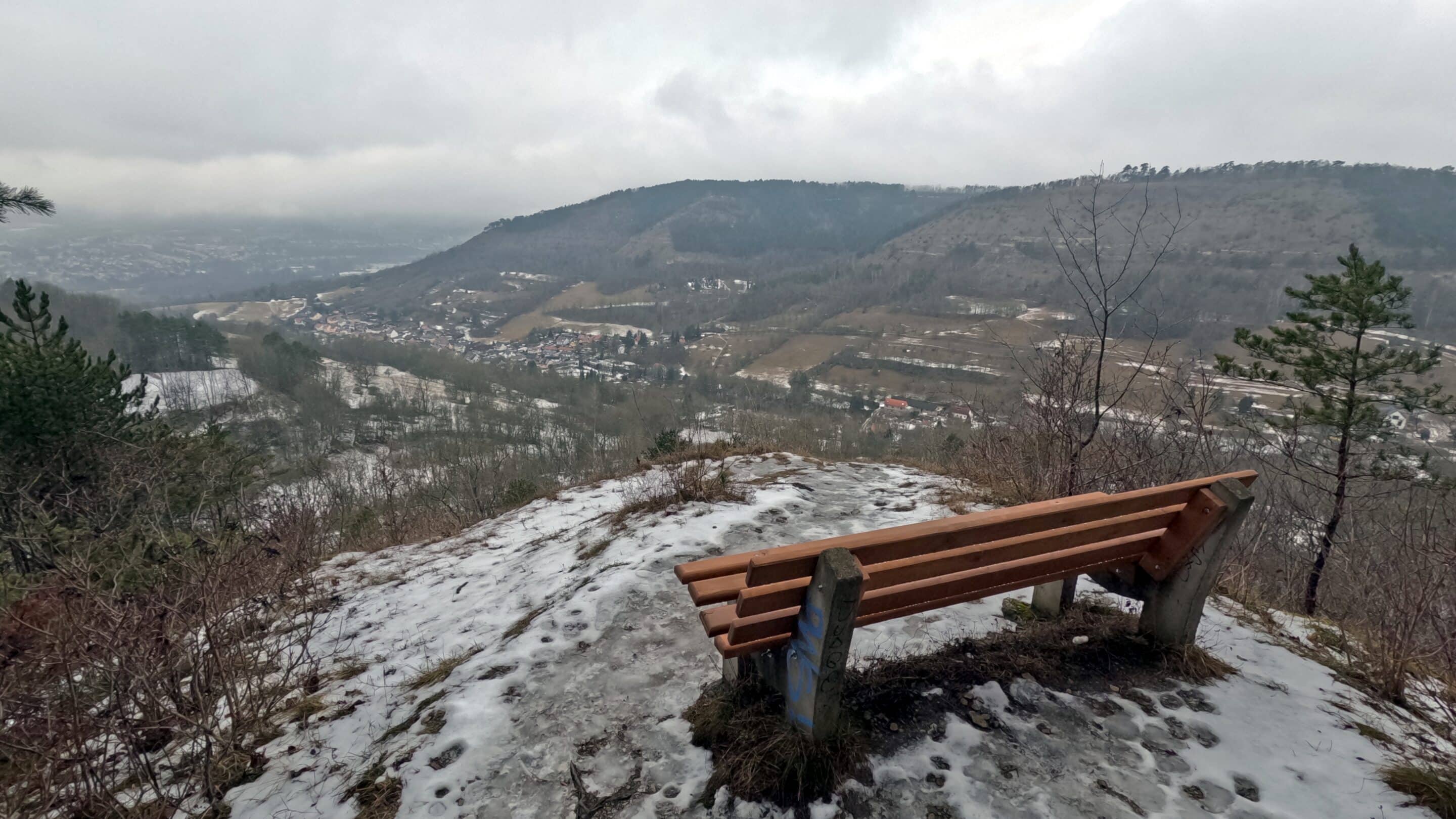 Eine Bank mit Blick auf Wöllnitz einem Stadtteil von Jena einer Großstadt in Thüringen.