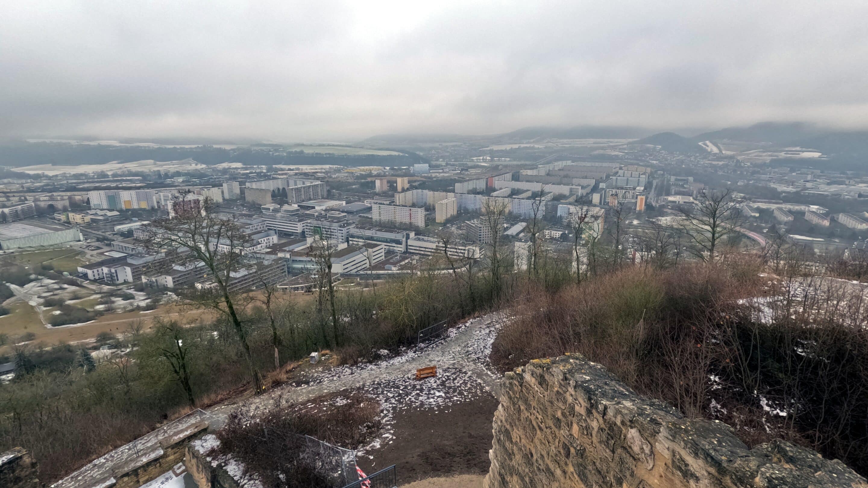 Der Blick von der Lobdeburg auf das Plattenbaugebiet Jena Lobeda an der A 4.