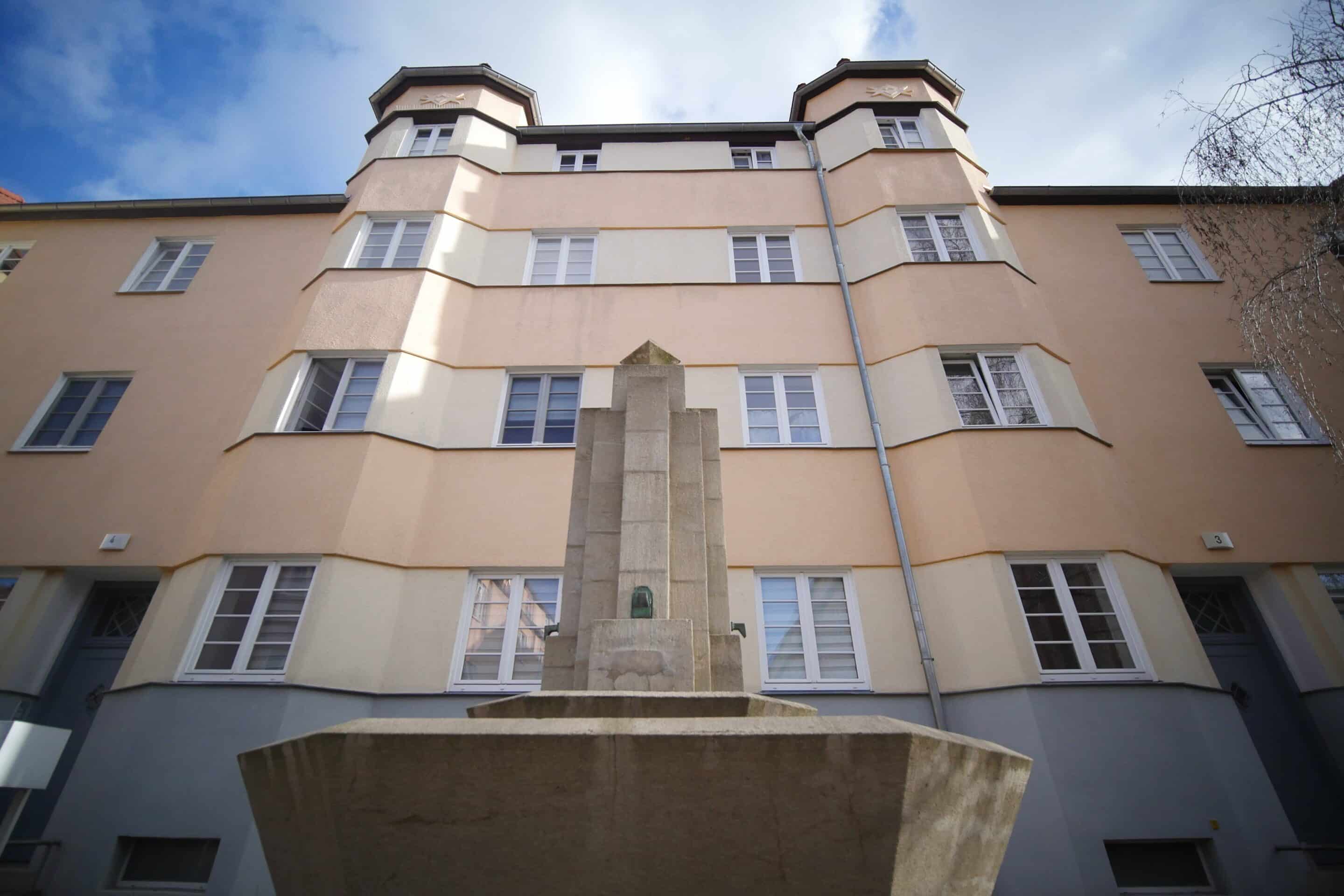 Der Bösenberg Brunnenin in der Neuendorfstraße im Jacobsenviertel im Stadtteil Erfurt Ilversgehofen.